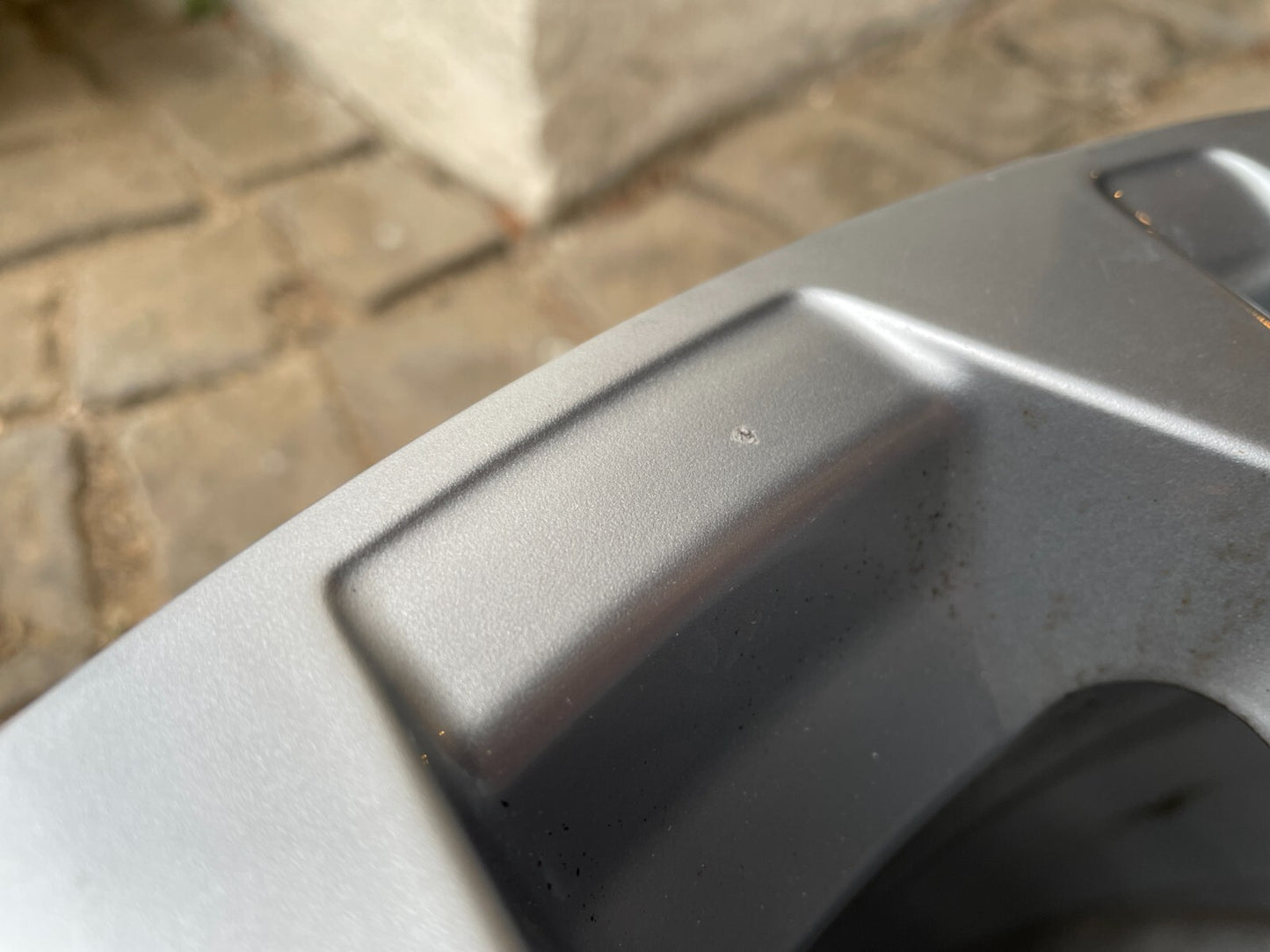 1x Audi A4 A5 B9 8W 8.5Jx18 Zoll ET29 / 8W0601025AJ10