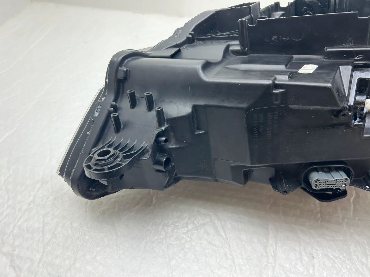 FRONTSCHEINWERFER LINKS VORNE 8V0941035