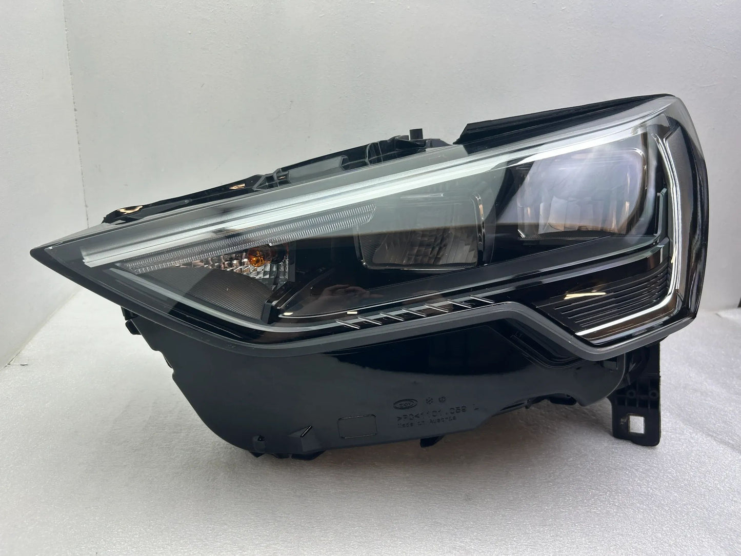 Original Audi Q3 F3 LED Scheinwerfer links 83A941011
