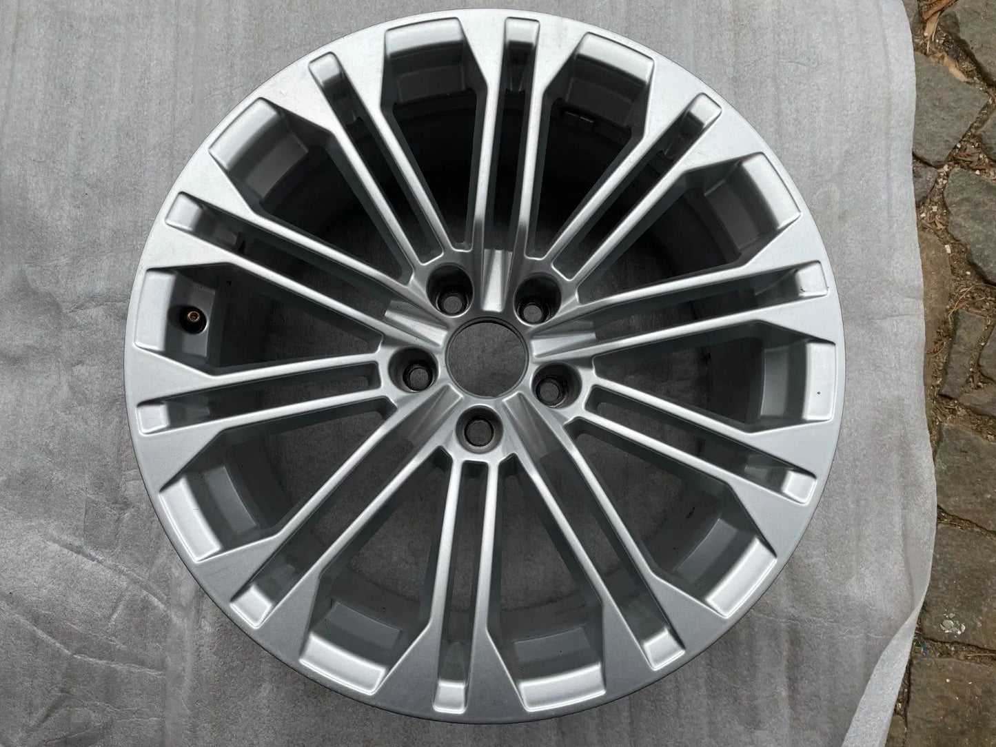 1x Audi A4 A5 B9 8W 8.5Jx18 Zoll ET29 / 8W0601025AJ