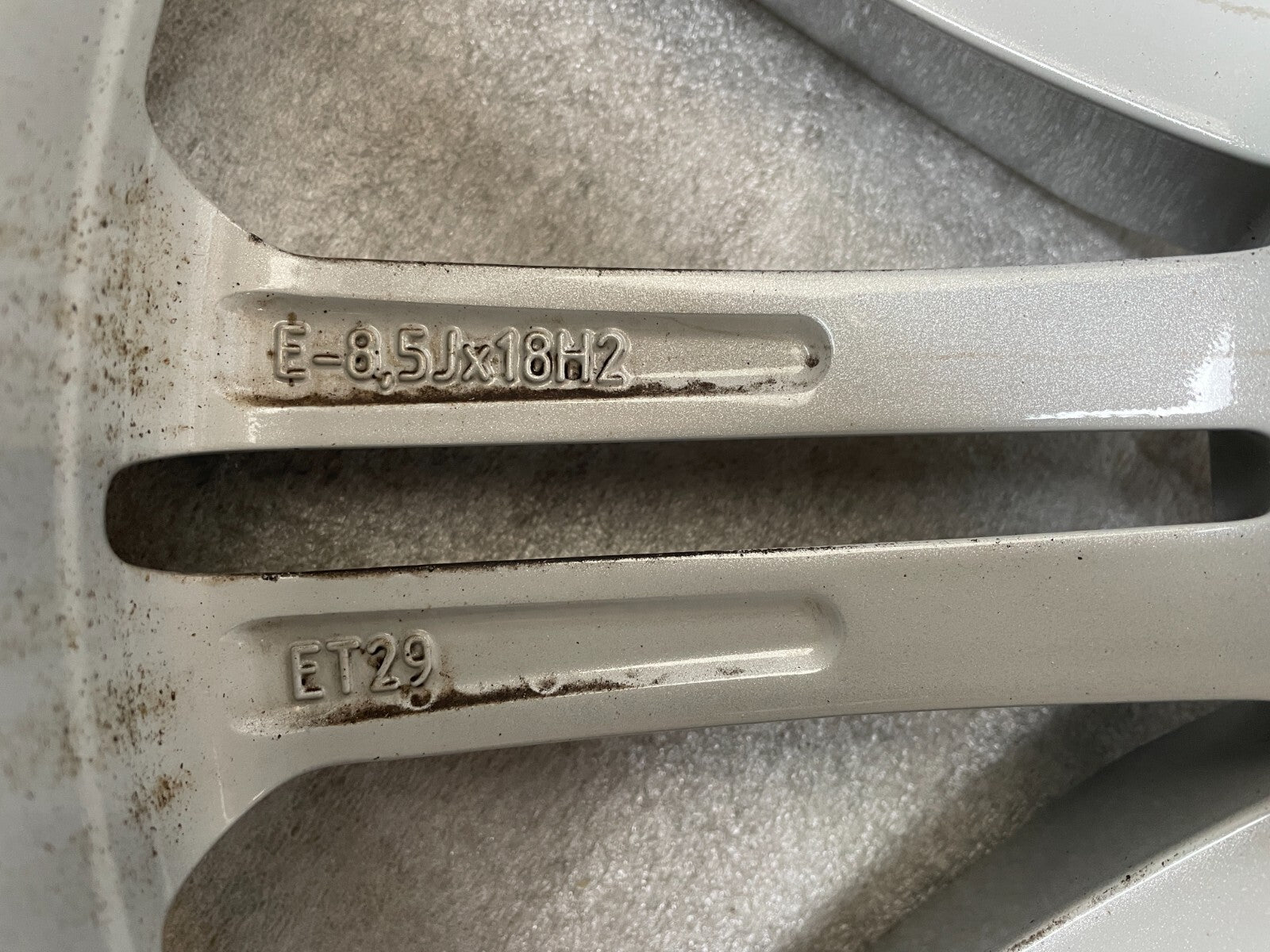 1x Audi A4 A5 B9 8W 8.5Jx18 Zoll ET29 / 8W0601025AJ4