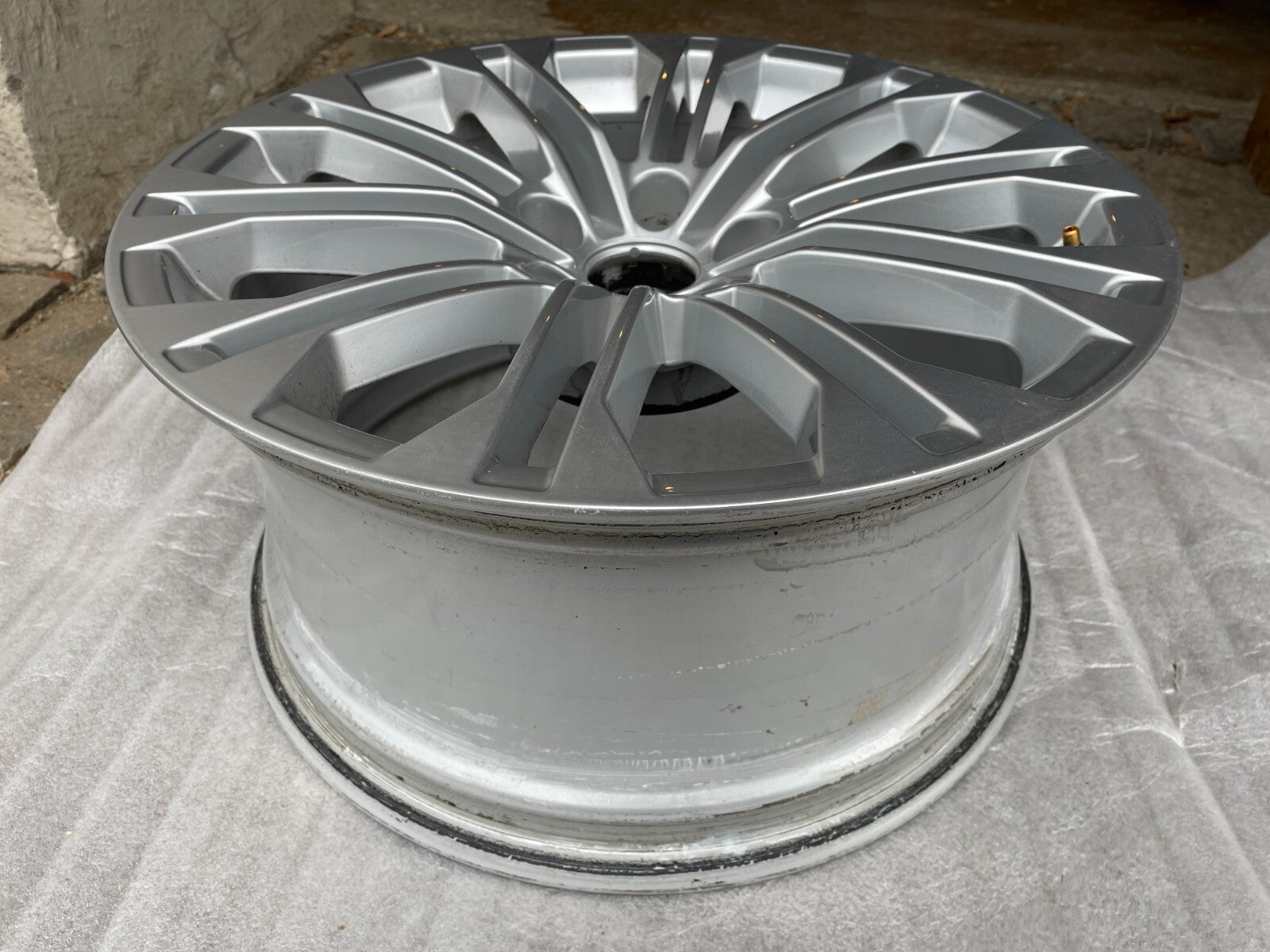 1x Audi A4 A5 B9 8W 8.5Jx18 Zoll ET29 / 8W0601025AJ2