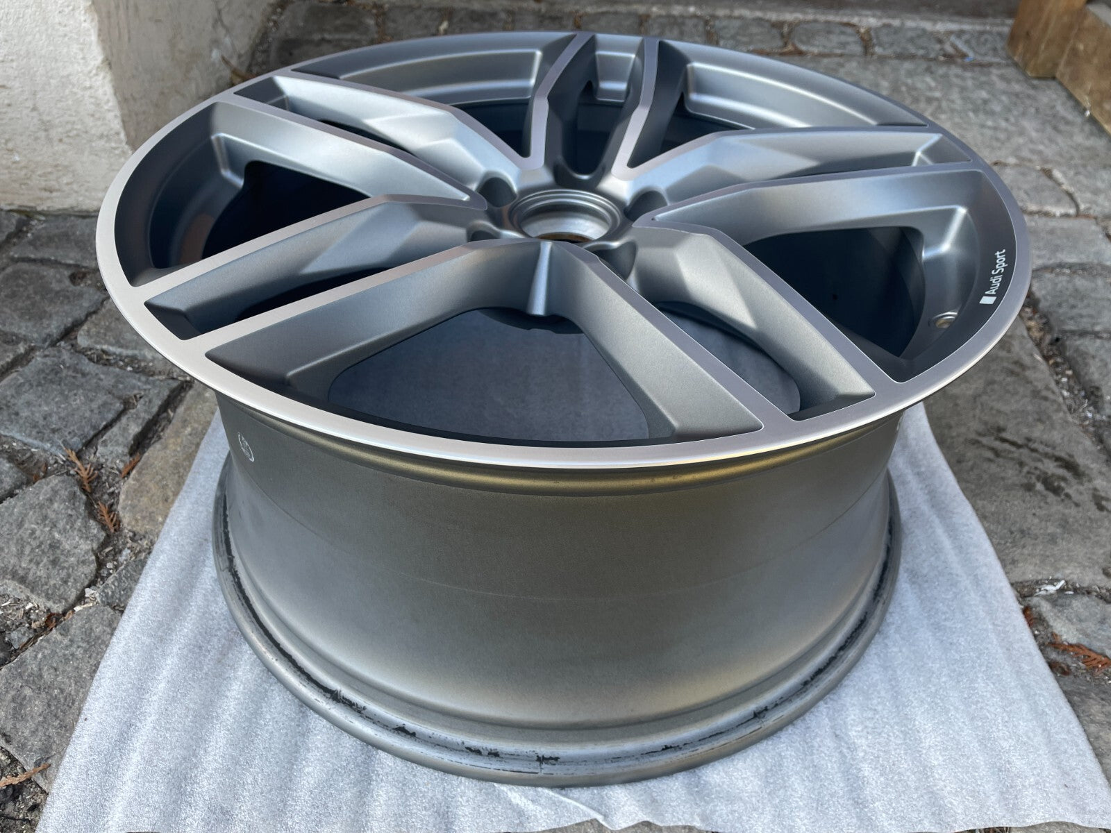 1x Audi TT 8s Alufelge 9Jx19 Zoll ET52 / 8S0601025BF BG Q R2