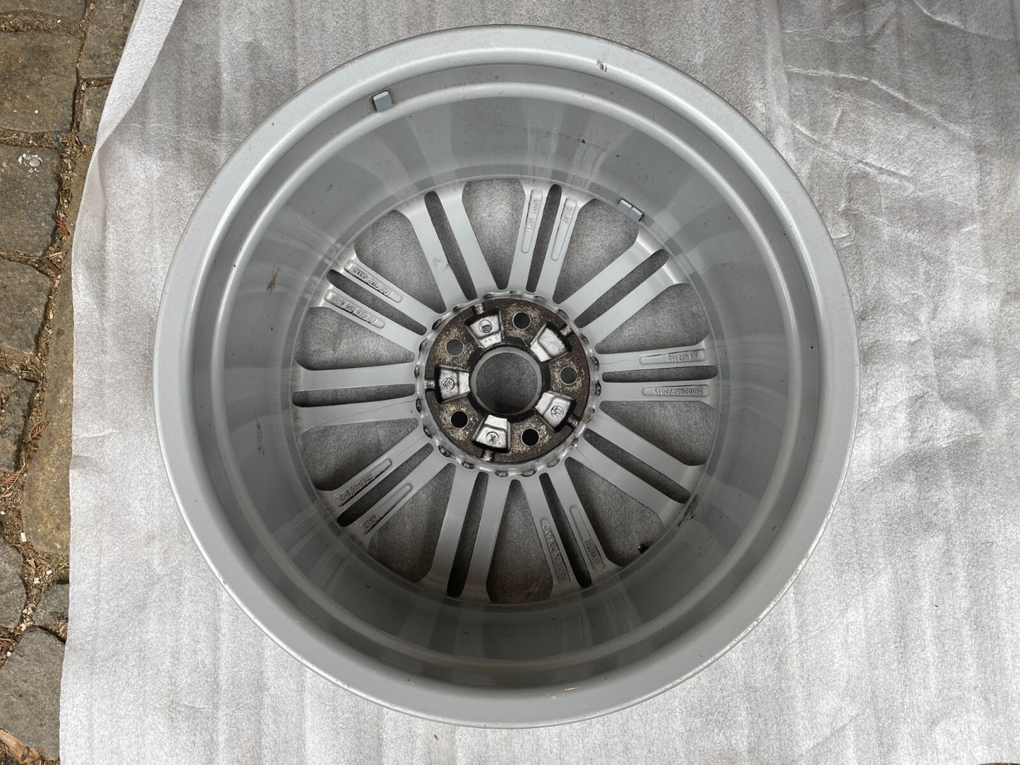 1x Audi A4 A5 B9 8W 8.5Jx18 Zoll ET29 / 8W0601025AJ3