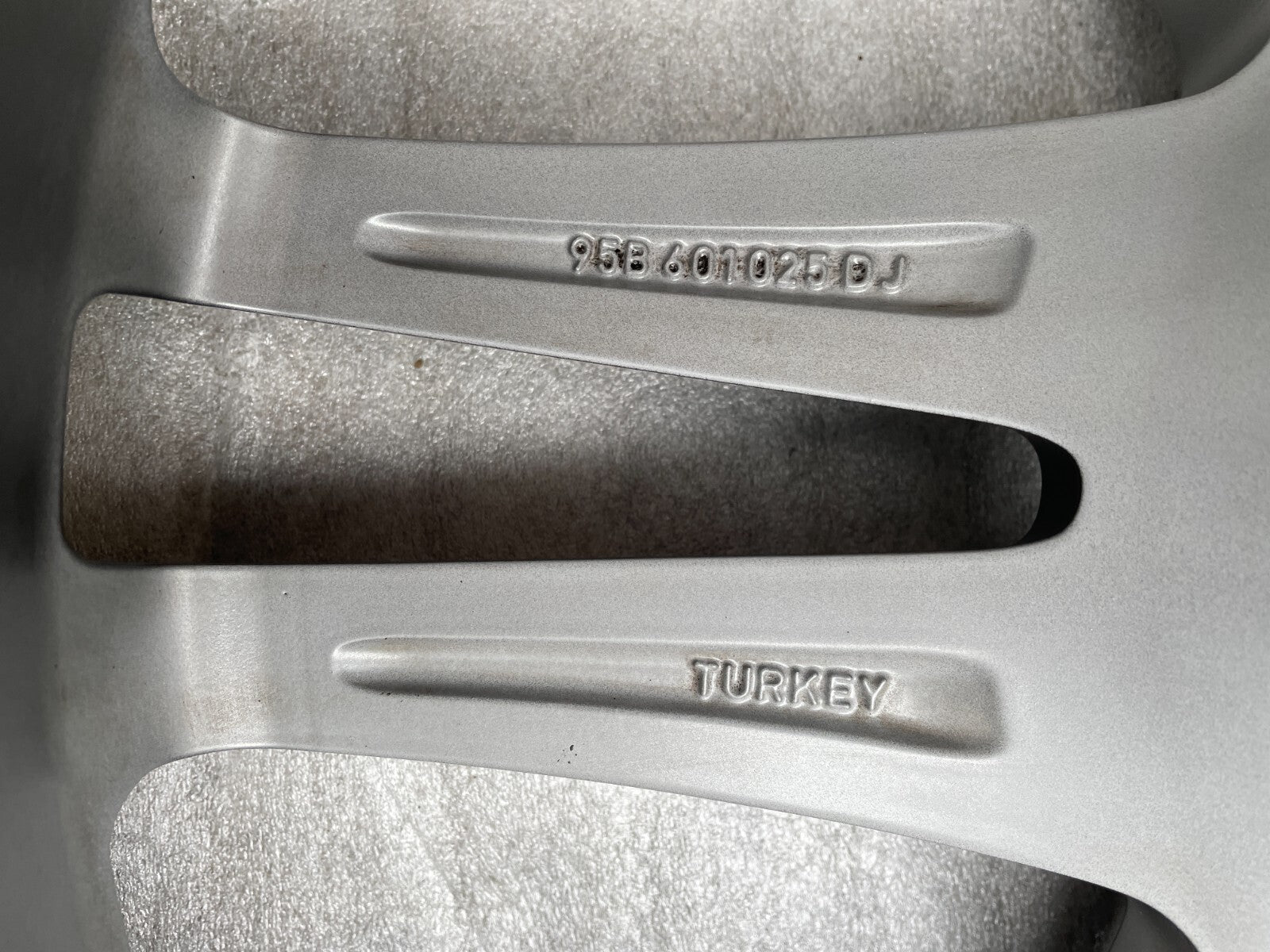 1x Porsche Macan Turbo Alufelge 9Jx20 Zoll ET26 / 95B601025DJ6