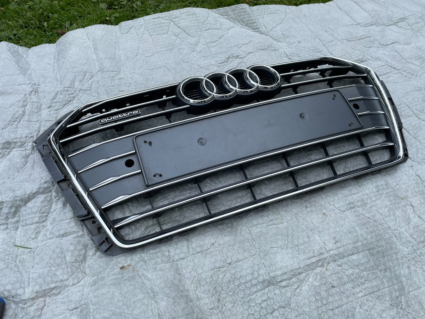 Original Audi A4 8W Quattro Kühlergrill Grill Frontgrill 8W0853651AB2