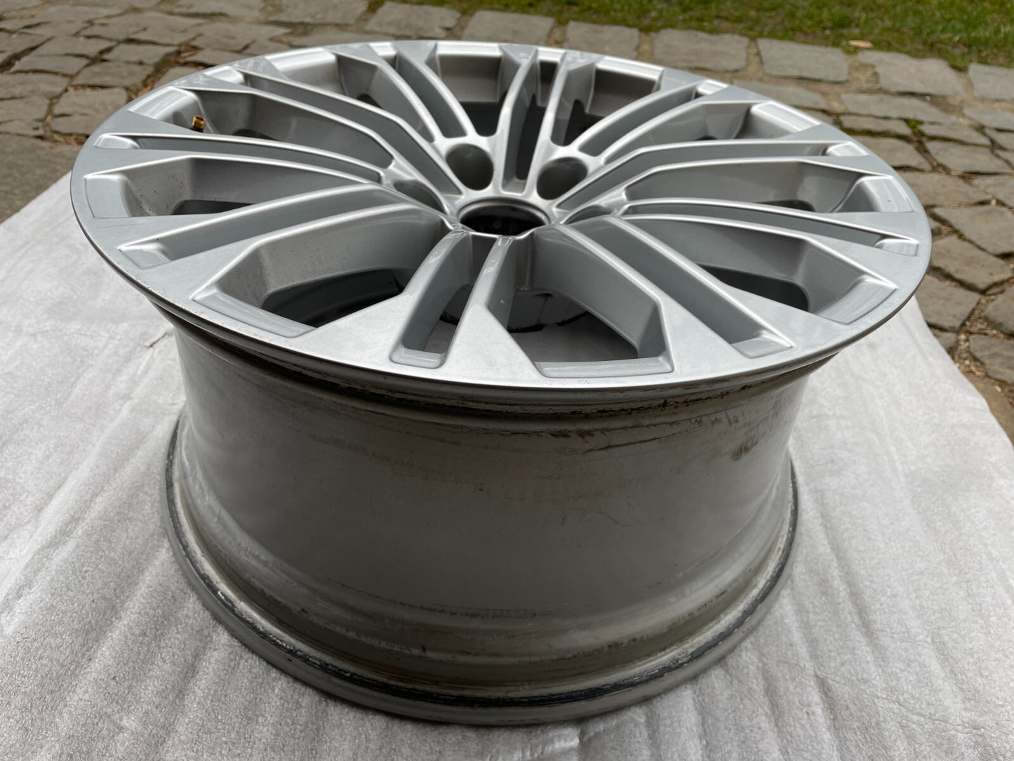 1x Audi A4 A5 B9 8W 8.5Jx18 Zoll ET29 / 8W0601025AJ1