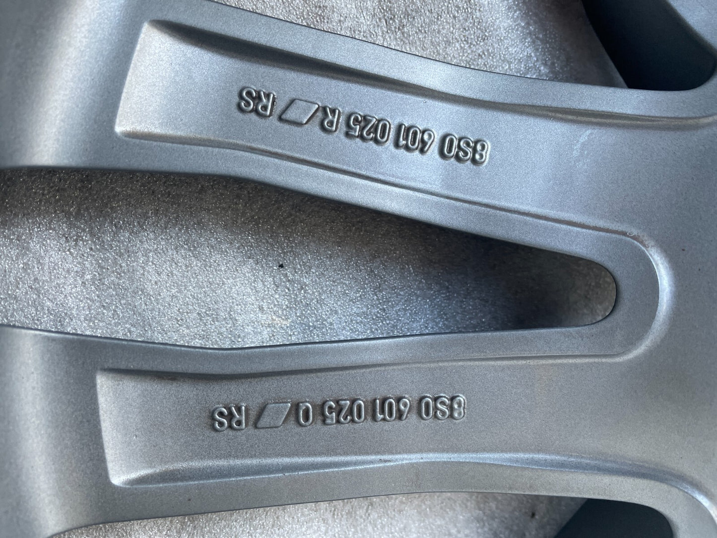 1x Audi TT 8s Alufelge 9Jx19 Zoll ET52 / 8S0601025BF BG Q R8