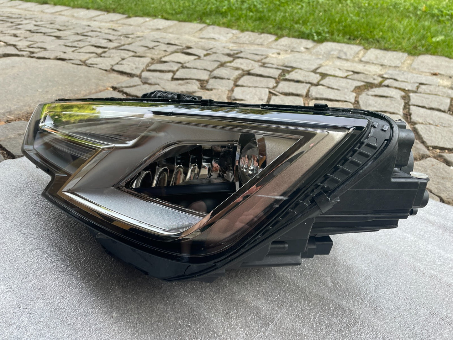 Audi A4 B9 Frontscheinwerfer links 8W09410431