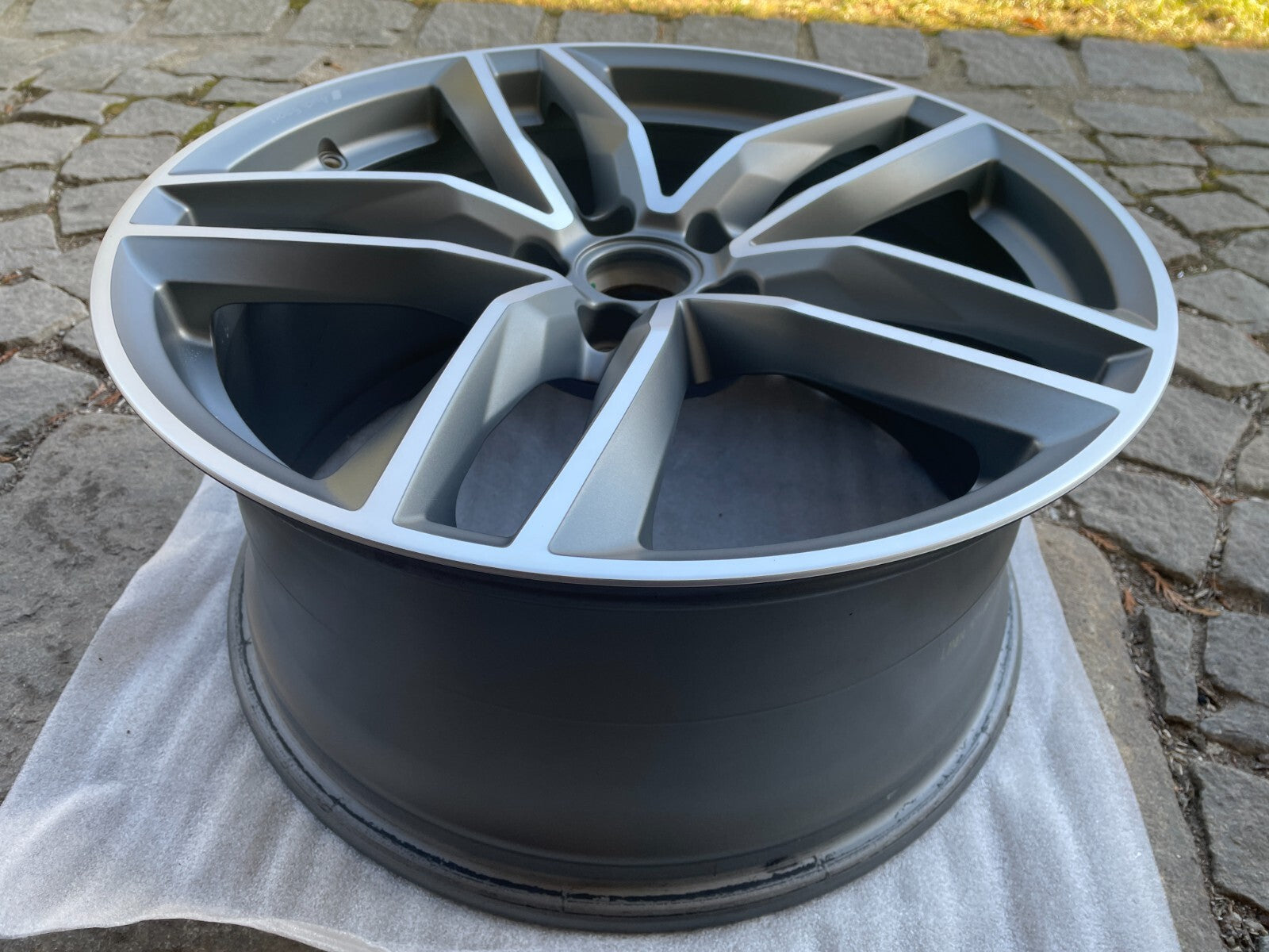 1x Audi TT 8s Alufelge 9Jx19 Zoll ET52 / 8S0601025BF BG Q R1