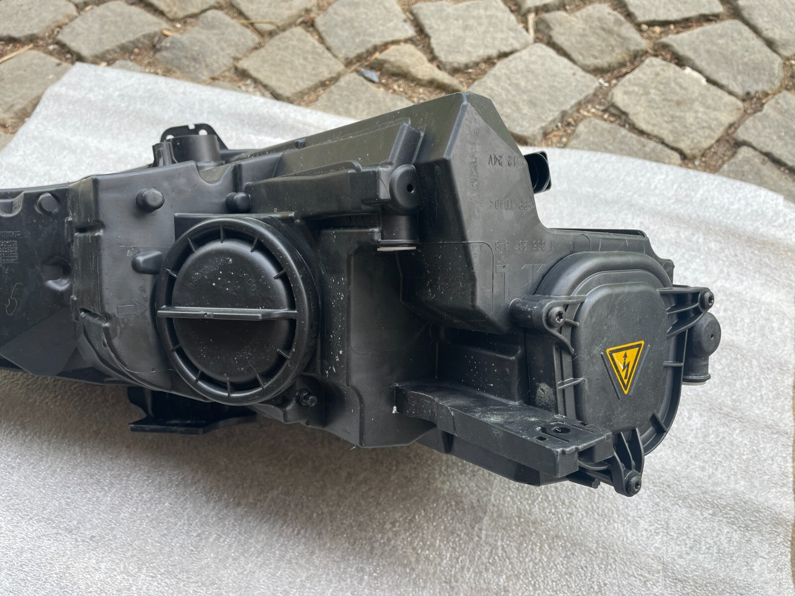 Audi A4 B9 Frontscheinwerfer links 8W09410437