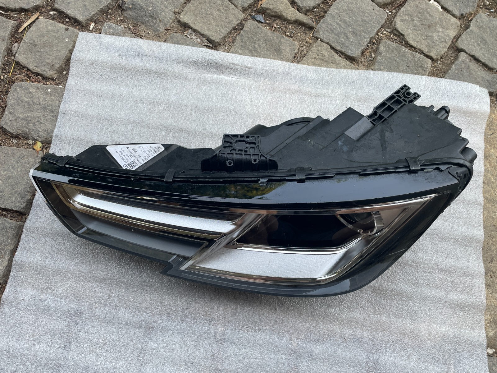 Audi A4 B9 Frontscheinwerfer links 8W09410433