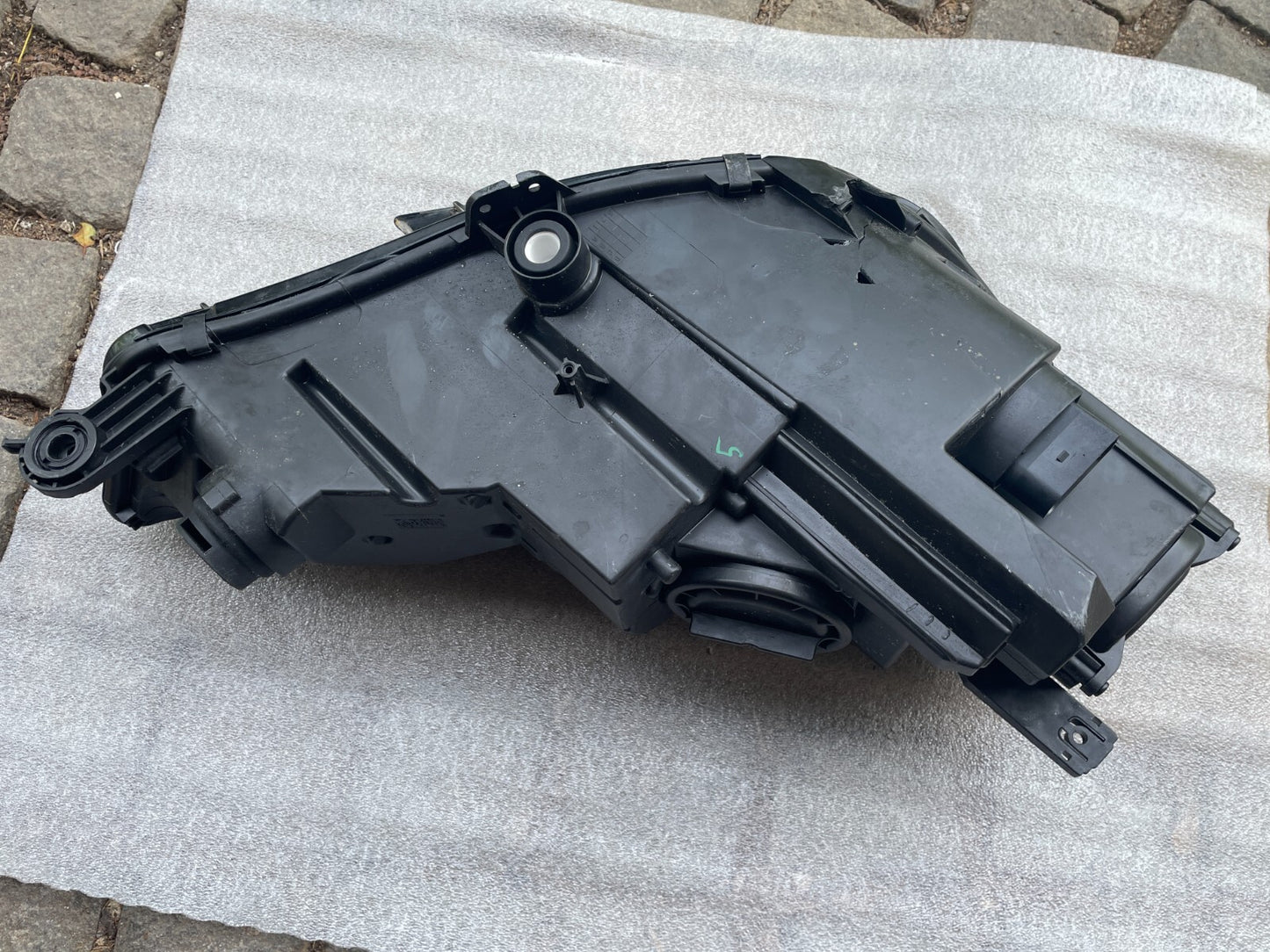 Audi A4 B9 Frontscheinwerfer links 8W09410439