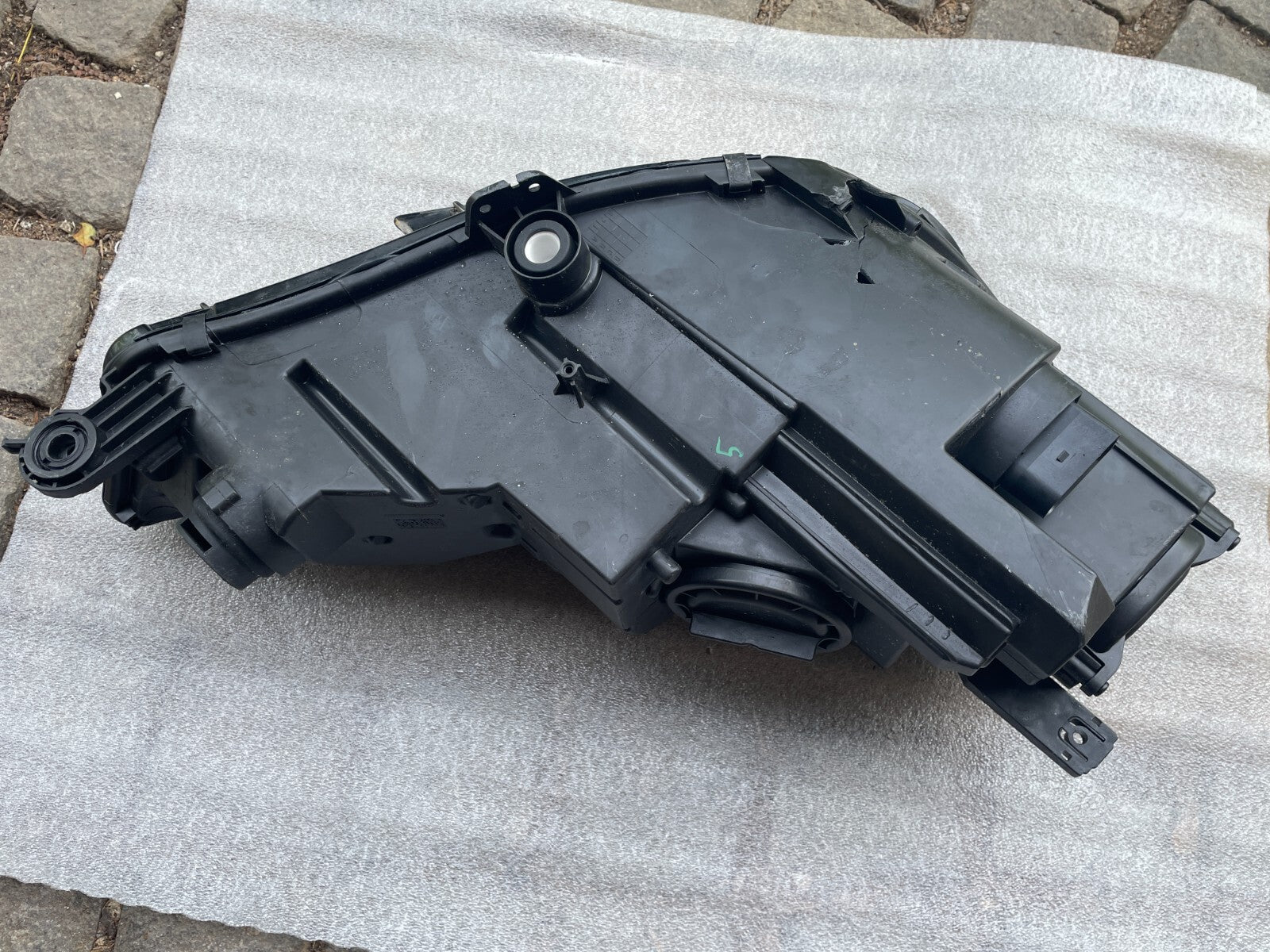 Audi A4 B9 Frontscheinwerfer links 8W09410439