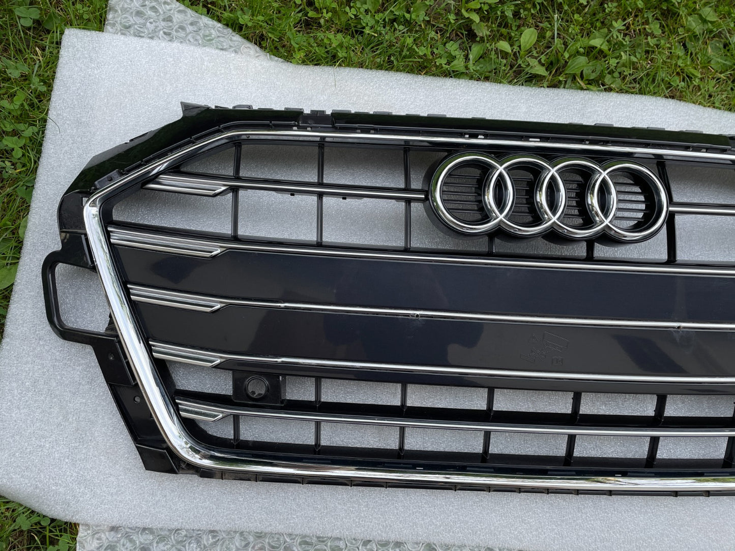 Original Audi A4 B9 8W Kühlergrill Frontgrill Gitter Grill 8W0853654DF2