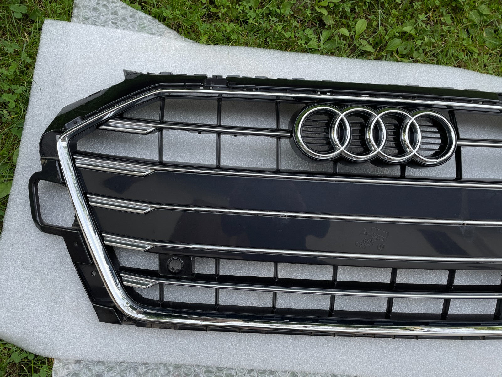 Original Audi A4 B9 8W Kühlergrill Frontgrill Gitter Grill 8W0853654DF2