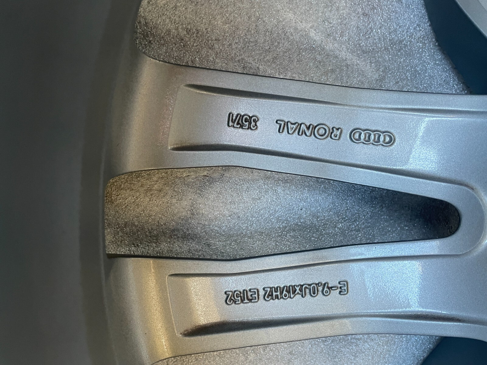 1x Audi TT 8s Alufelge 9Jx19 Zoll ET52 / 8S0601025BF BG Q R4