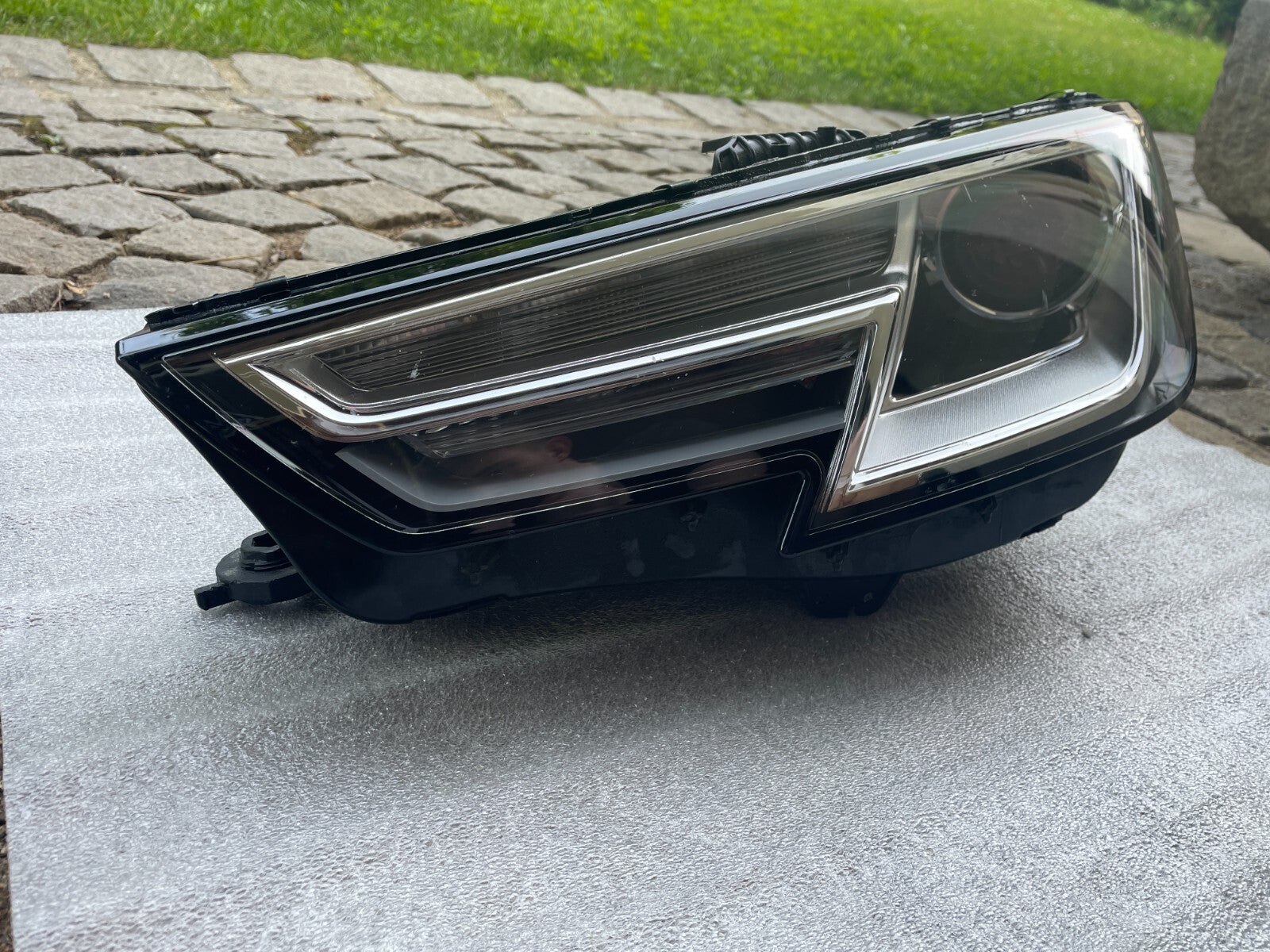 Audi A4 B9 Frontscheinwerfer links 8W09410432