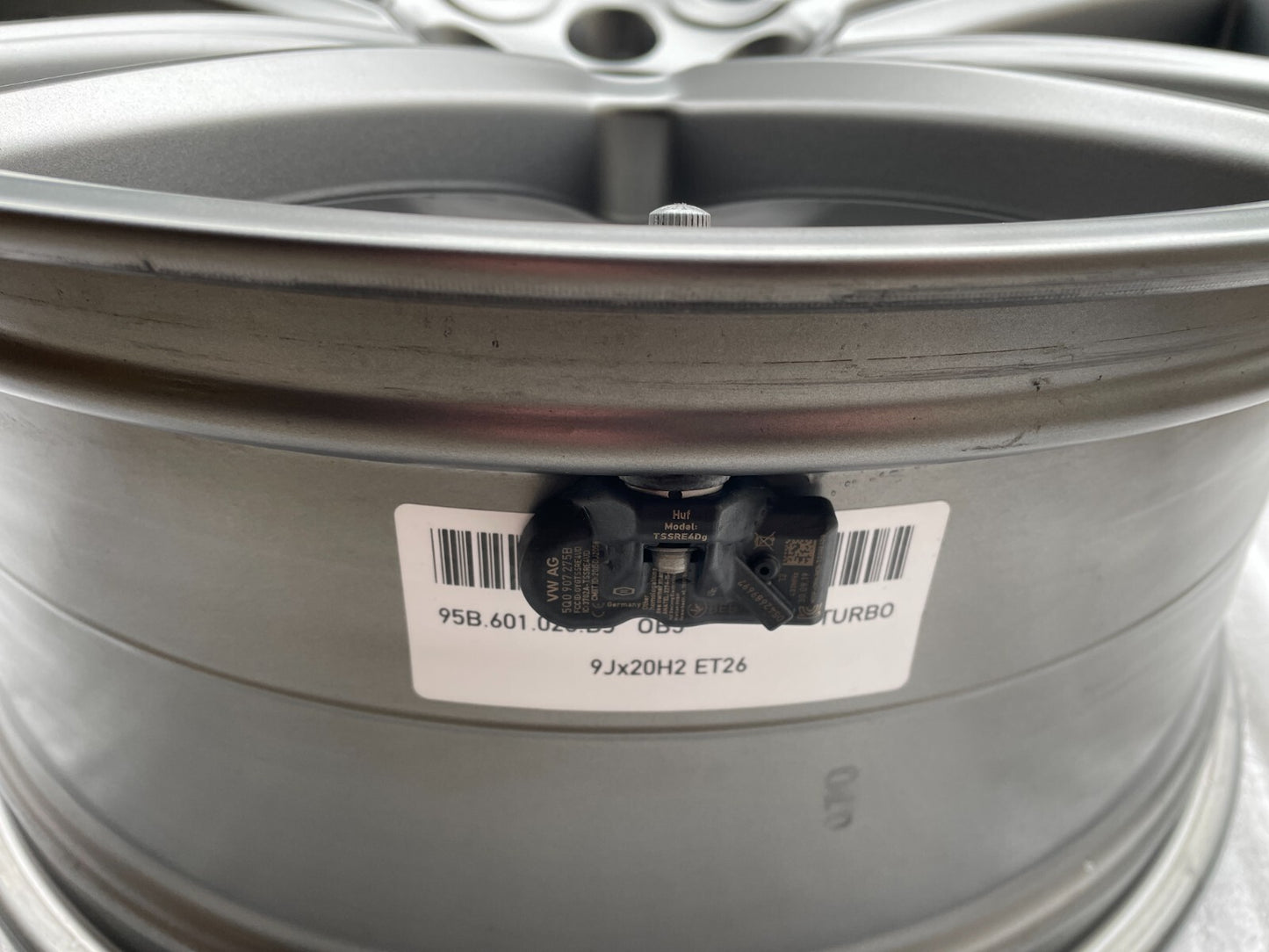 1x Porsche Macan Turbo Alufelge 9Jx20 Zoll ET26 / 95B601025DJ4