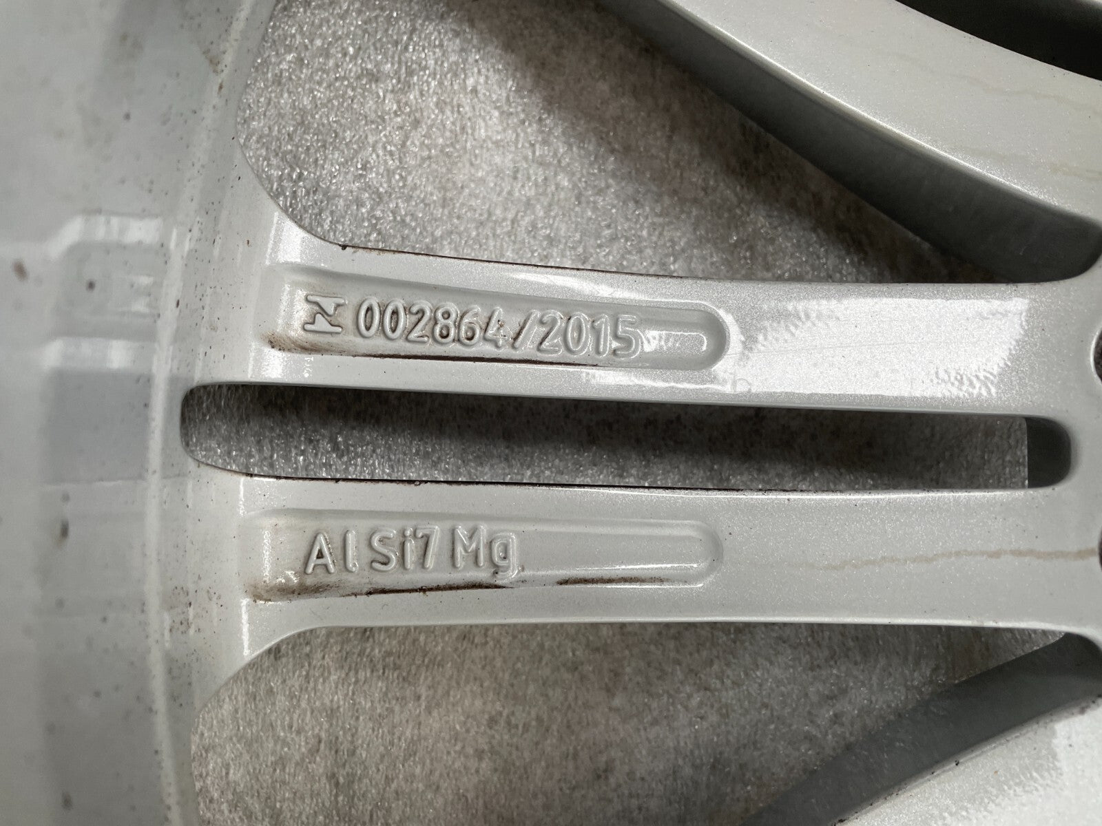 1x Audi A4 A5 B9 8W 8.5Jx18 Zoll ET29 / 8W0601025AJ7