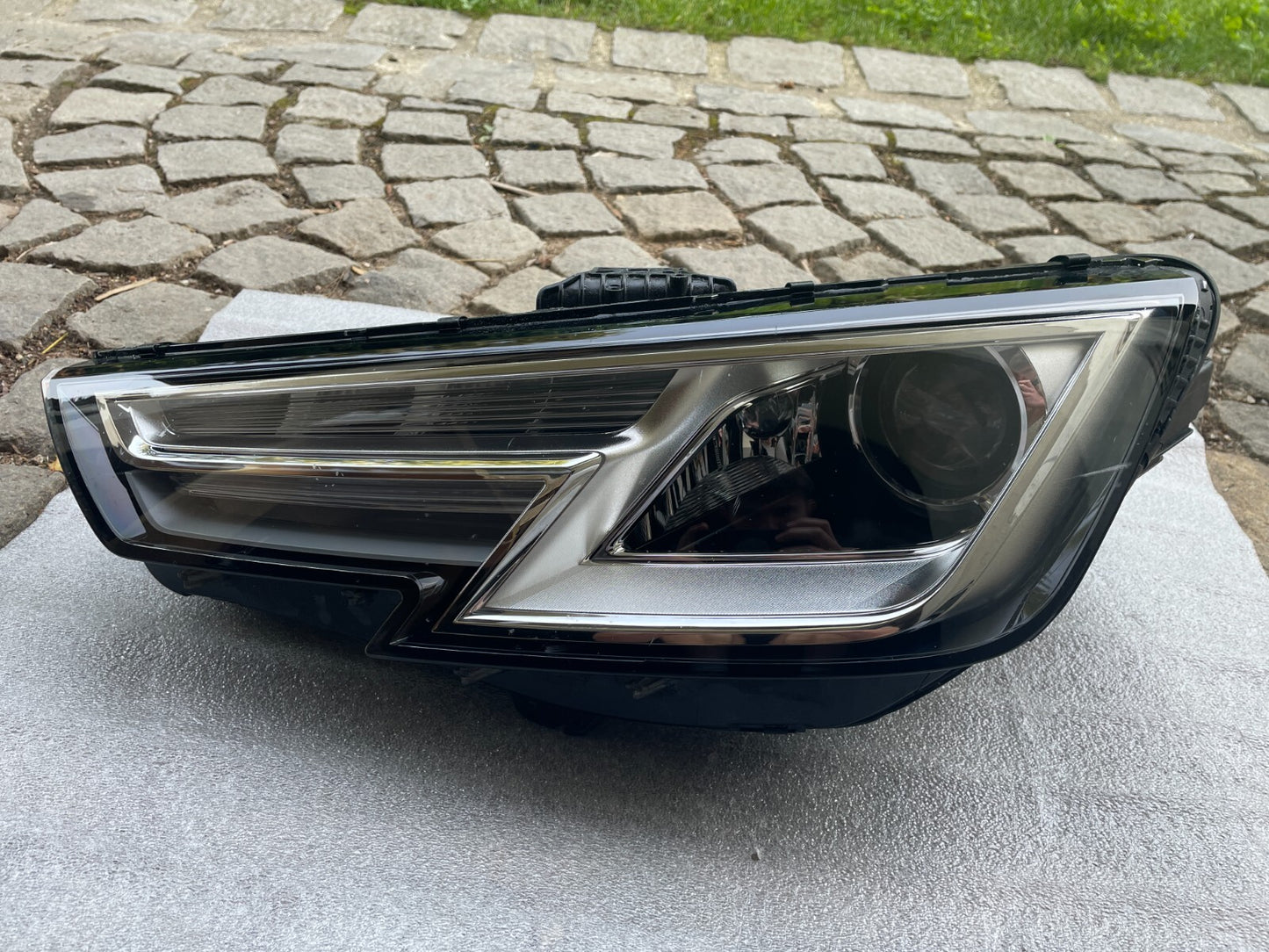 Audi A4 B9 Frontscheinwerfer links 8W09410430