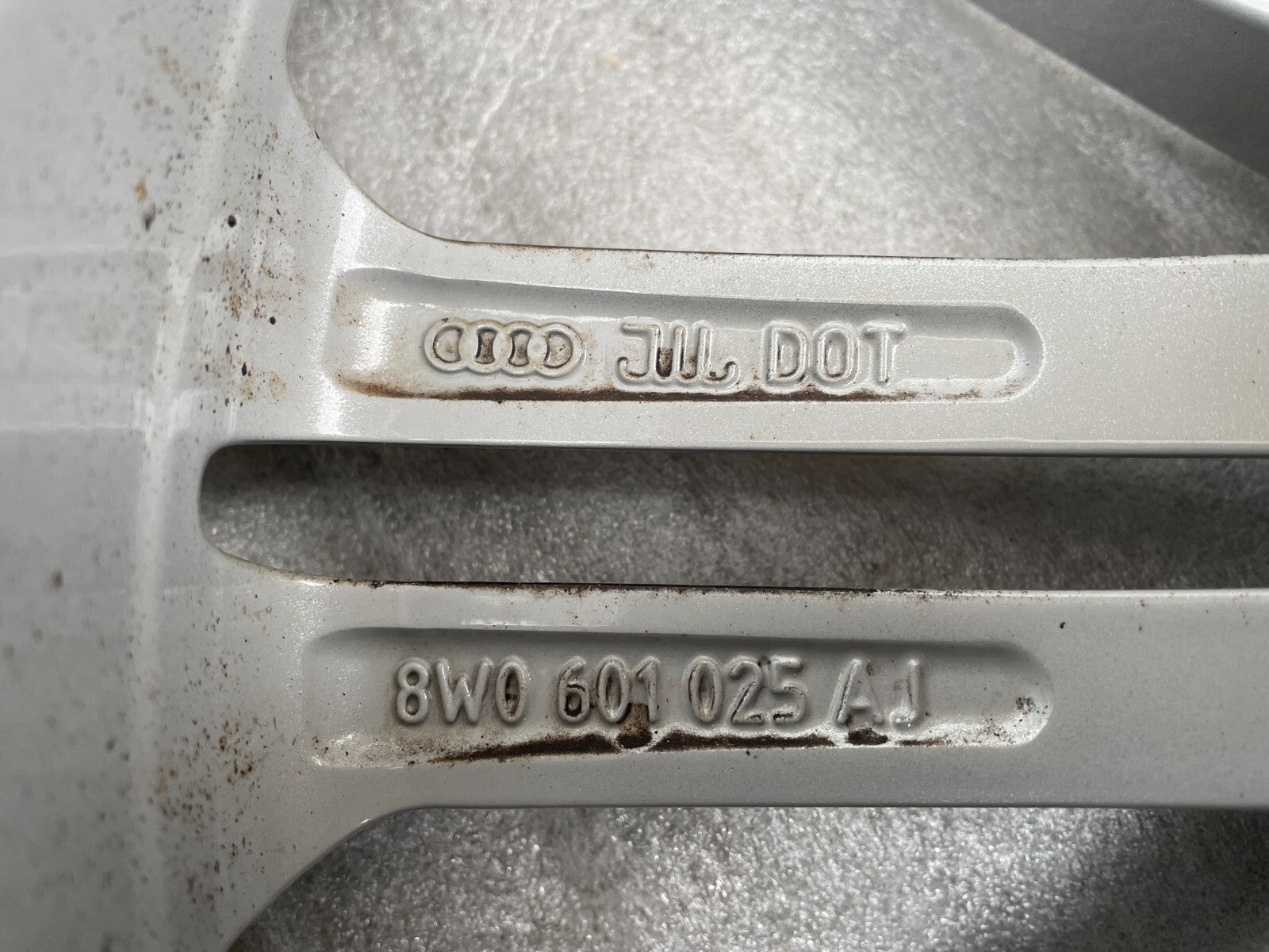 1x Audi A4 A5 B9 8W 8.5Jx18 Zoll ET29 / 8W0601025AJ5