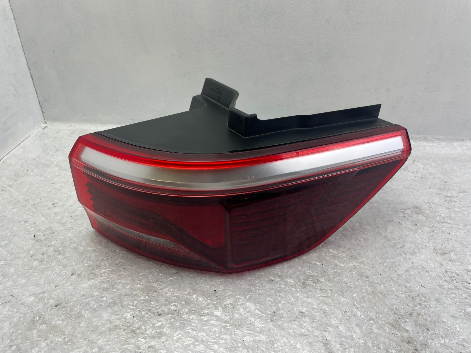 Original VW T7 Transporter Rückleuchte rechts 7T0945096E0