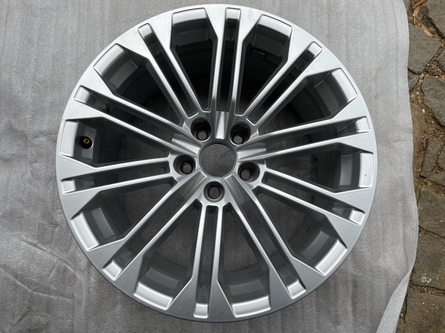 1x Audi A4 A5 B9 8W 8.5Jx18 Zoll ET29 / 8W0601025AJ0