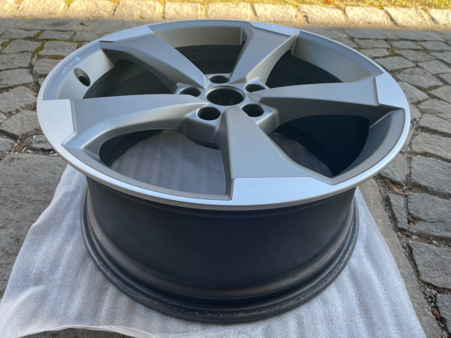 1x Audi A4 A5 Alufelge Rotor Design 8,5x19 Zoll / 8W0601025CG1