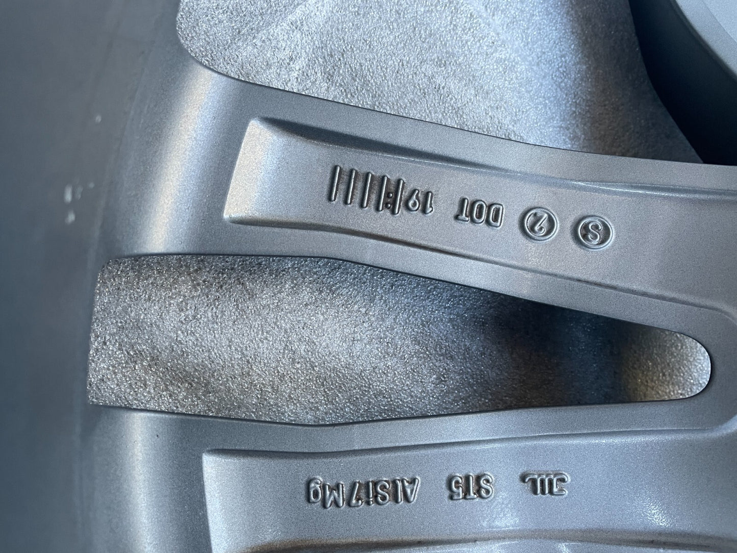 1x Audi TT 8s Alufelge 9Jx19 Zoll ET52 / 8S0601025BF BG Q R6