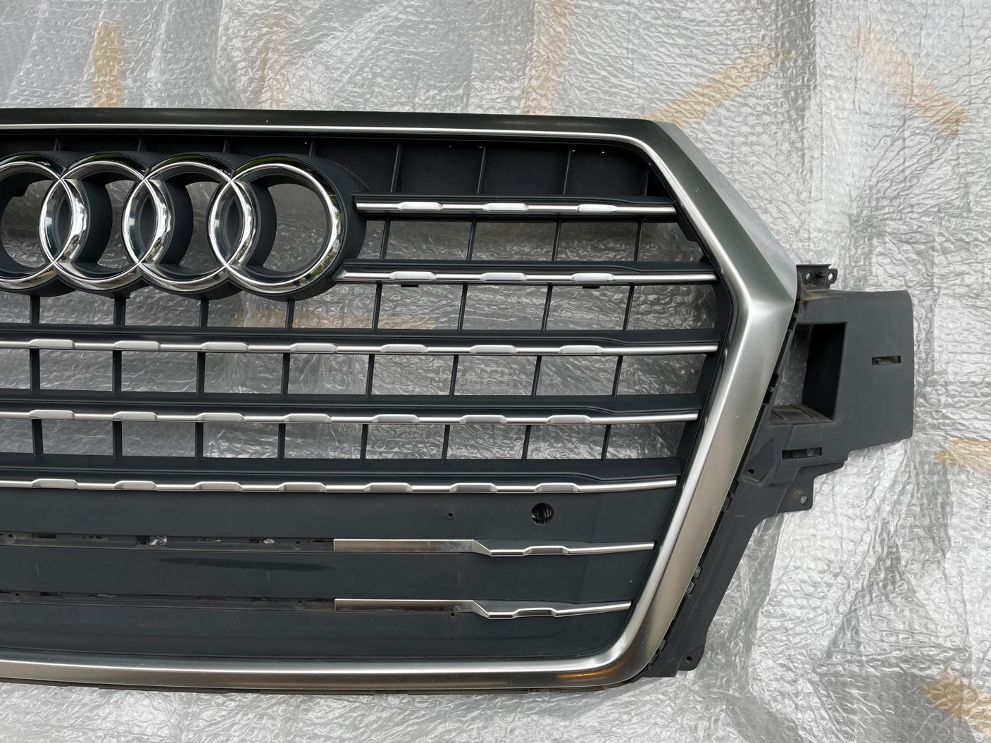 Original Audi Q7 Kühlergrill Kühlergitter Frontgrill 4M0853037C2