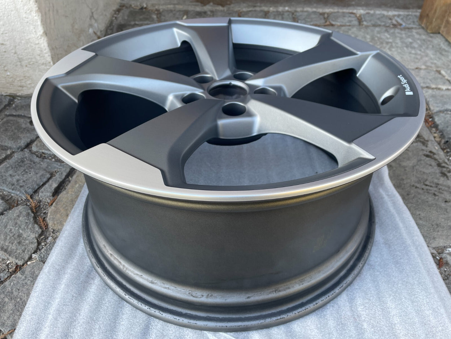 1x Audi A4 A5 Alufelge Rotor Design 8,5x19 Zoll / 8W0601025CG2