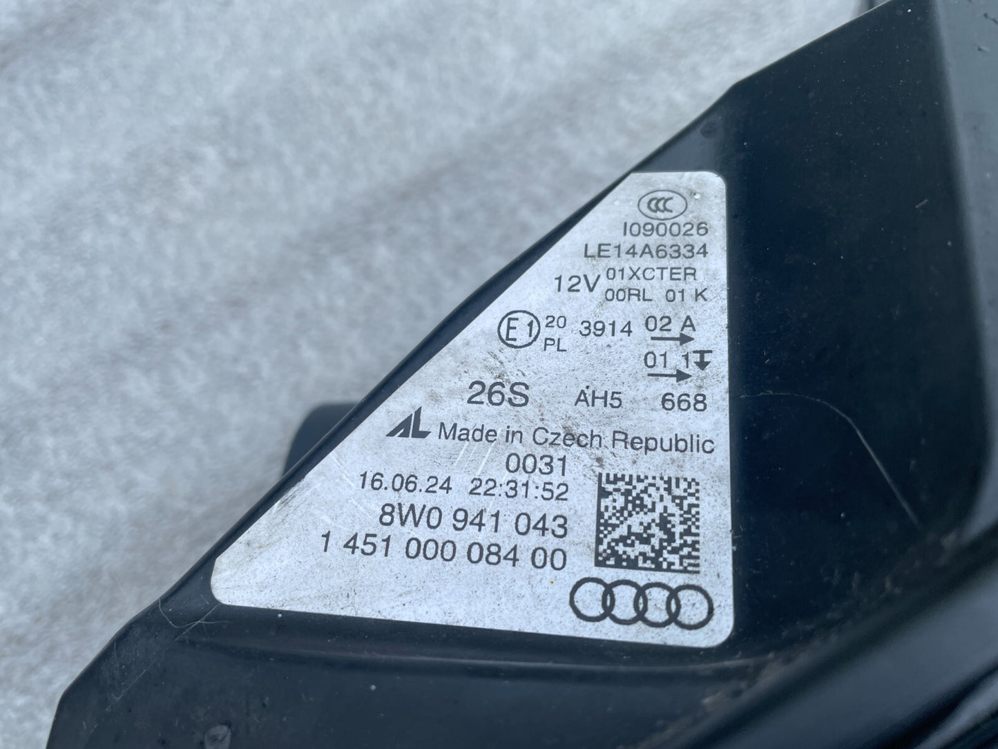 Audi A4 B9 Frontscheinwerfer links 8W09410435