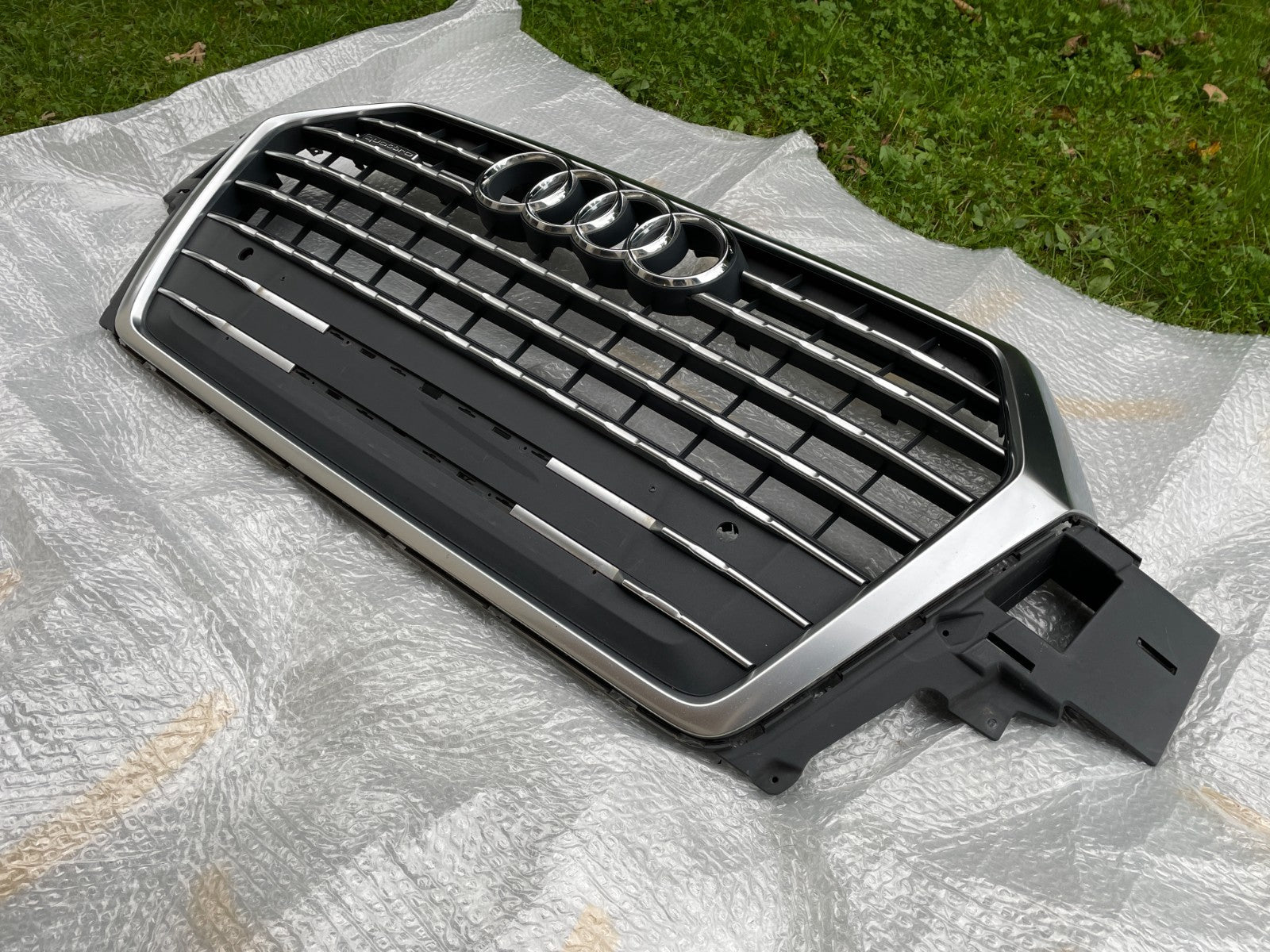 Original Audi Q7 Kühlergrill Kühlergitter Frontgrill 4M0853037C1