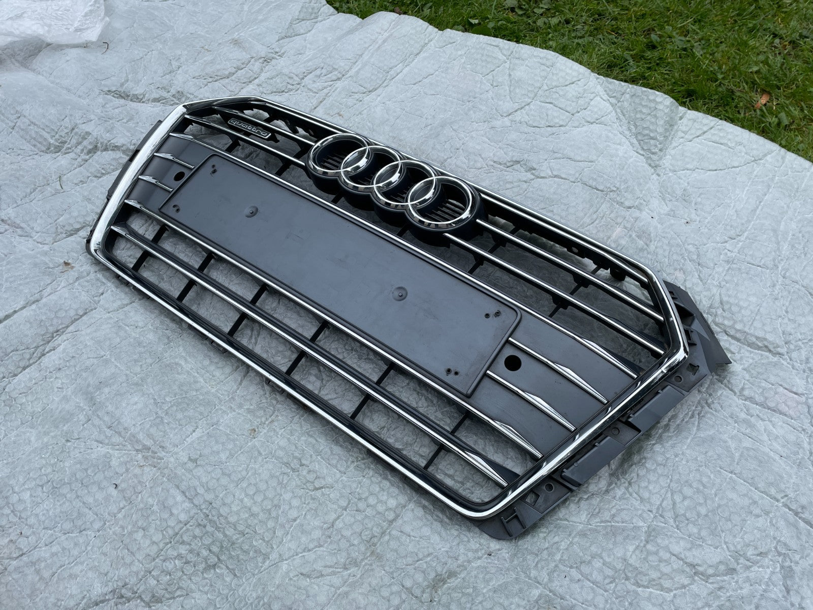 Original Audi A4 8W Quattro Kühlergrill Grill Frontgrill 8W0853651AB1