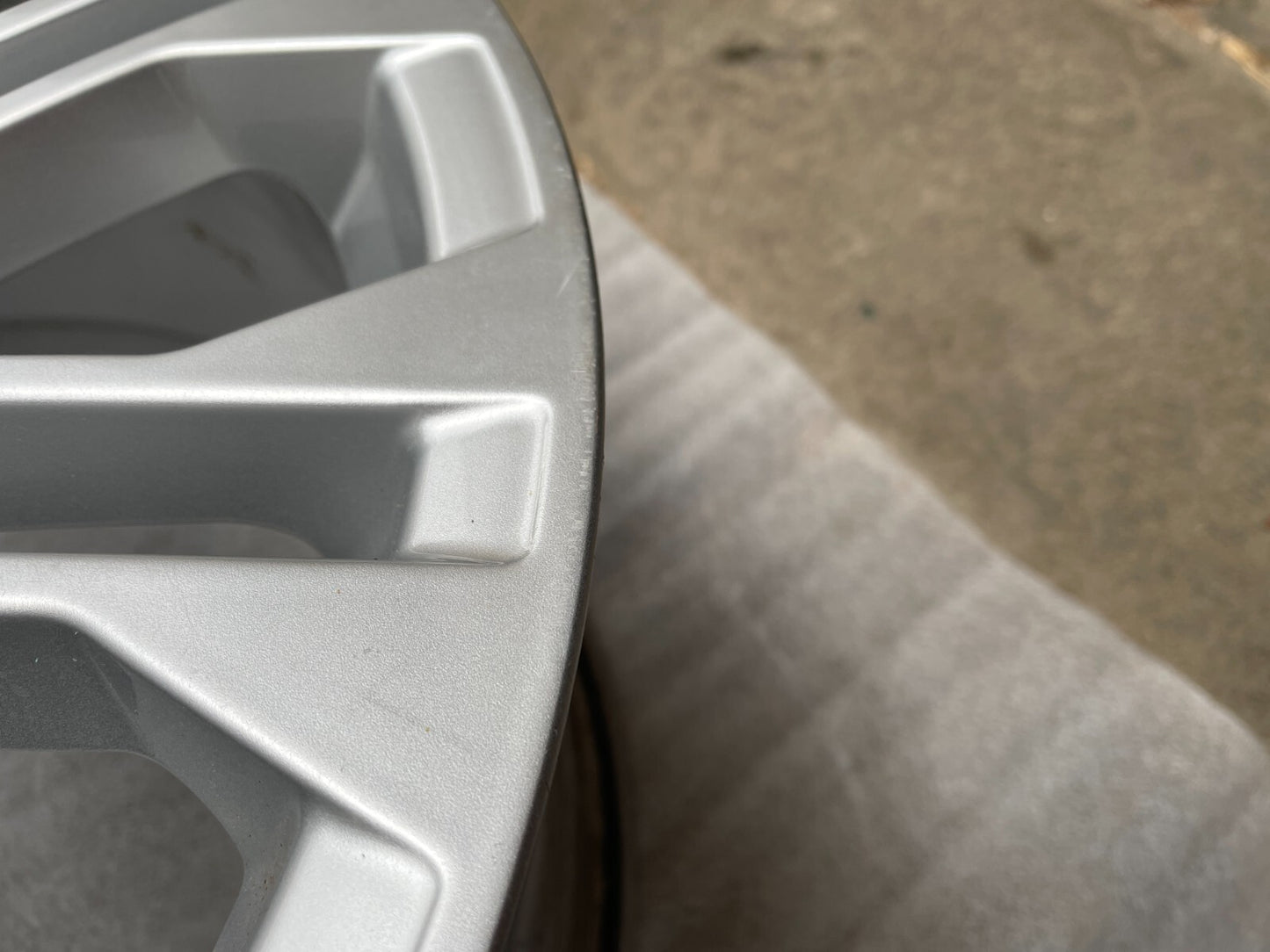 1x Audi A4 A5 B9 8W 8.5Jx18 Zoll ET29 / 8W0601025AJ9