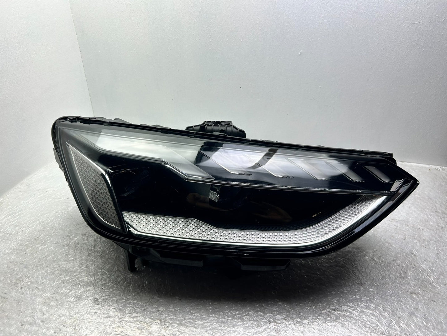 Original Audi A4 B9 8W LED Scheinwerfer rechts 8W0941036E0