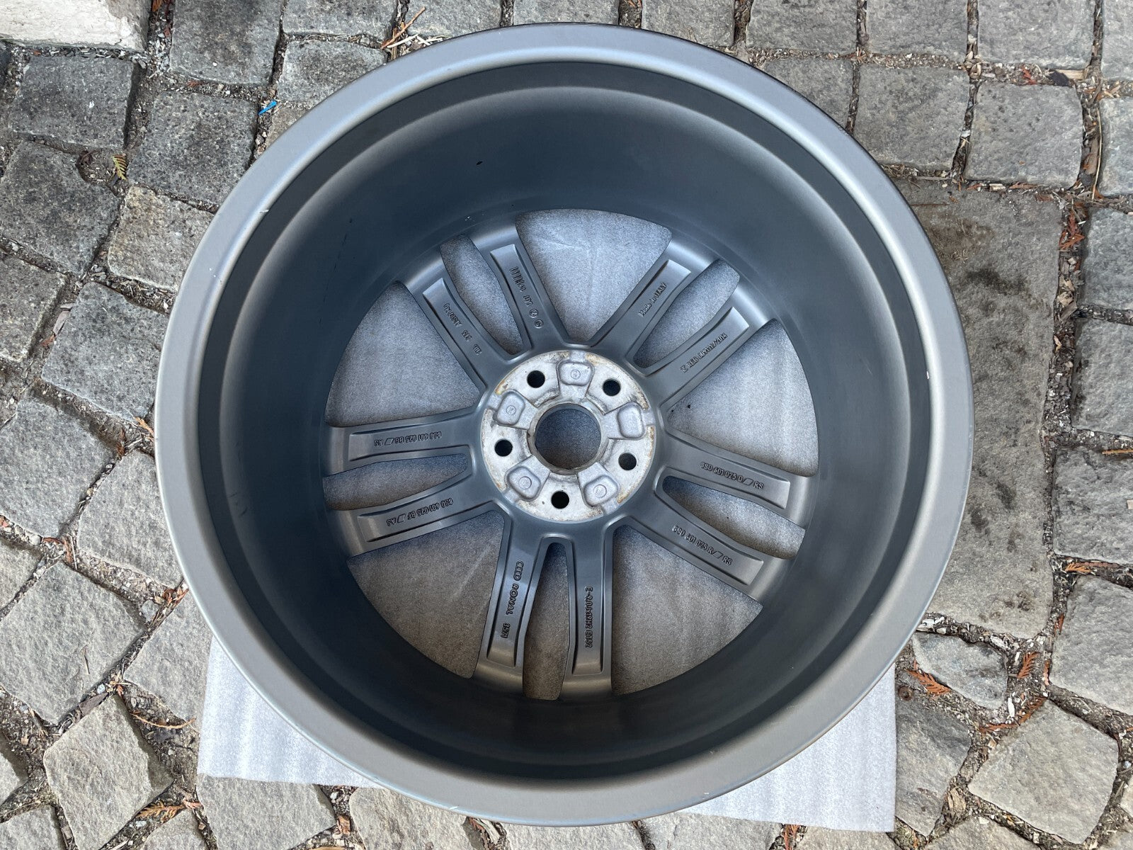 1x Audi TT 8s Alufelge 9Jx19 Zoll ET52 / 8S0601025BF BG Q R3