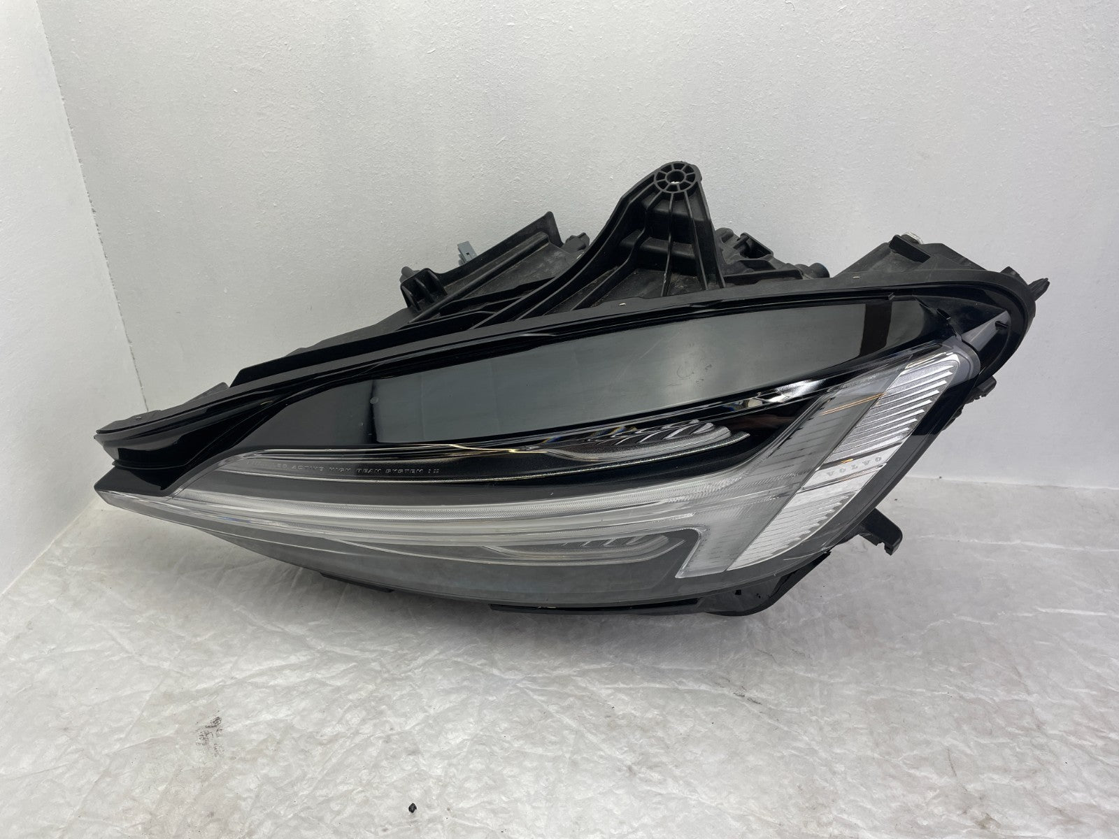 Original Volvo XC60 II LED Scheinwerfer links 324047096