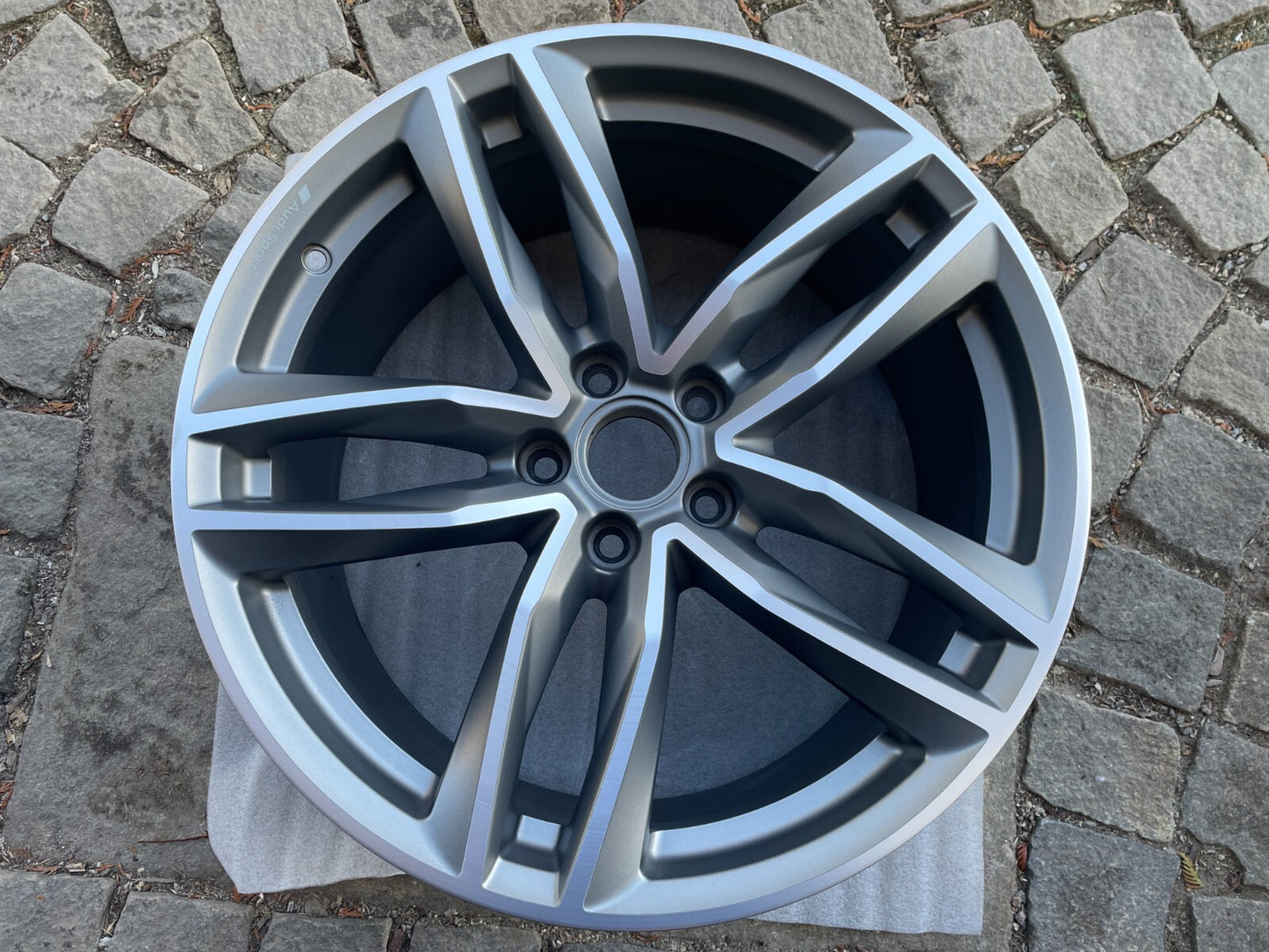 1x Audi TT 8s Alufelge 9Jx19 Zoll ET52 / 8S0601025BF BG Q R0