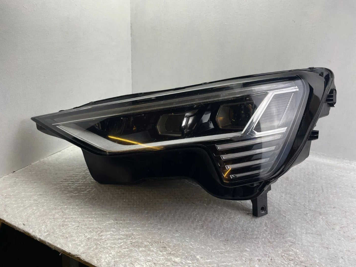 Original Audi e-tron LED Scheinwerfer links 4KE941039D
