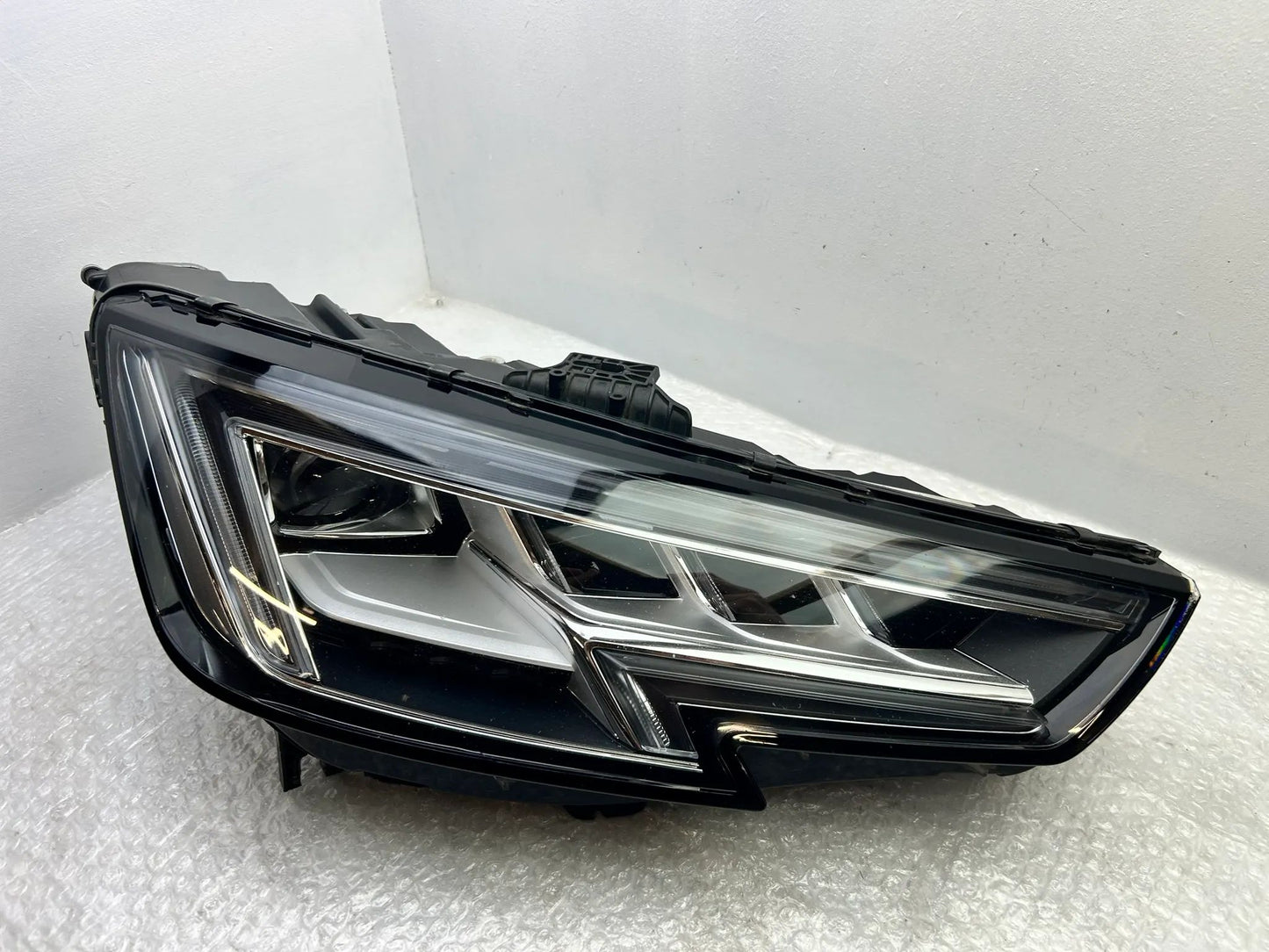 Original Audi A4 B9 8W LED Scheinwerfer rechts 8W0941784