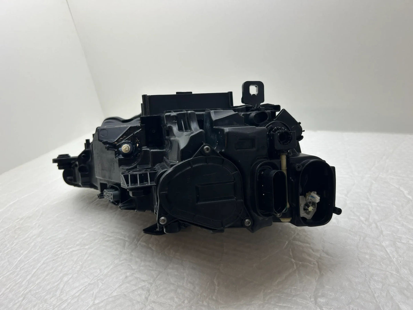 FRONTSCHEINWERFER LINKS VORNE 8V0941035