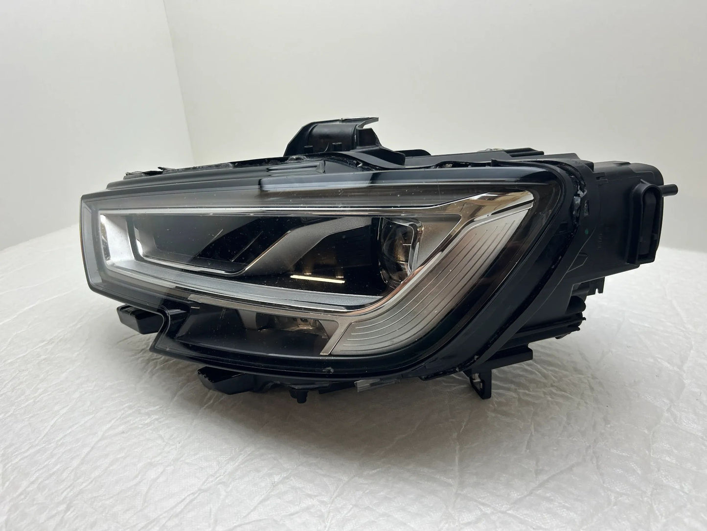 FRONTSCHEINWERFER LINKS VORNE 8V0941035