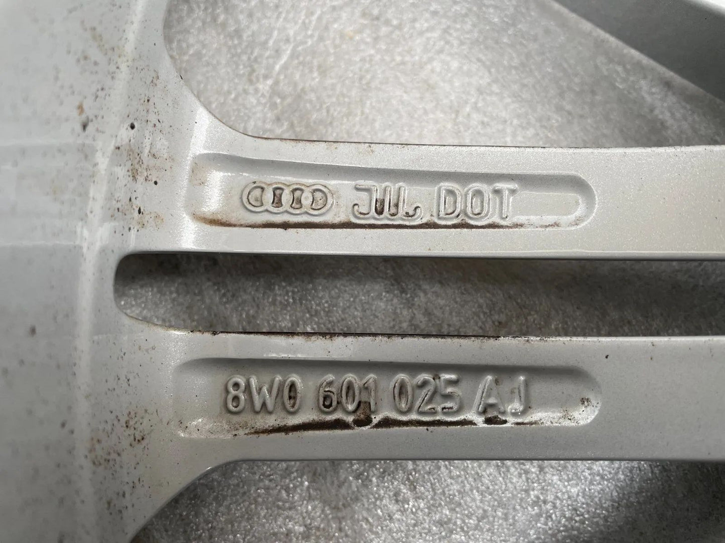 1x Audi A4 A5 B9 8W 8.5Jx18 Zoll ET29 / 8W0601025AJ