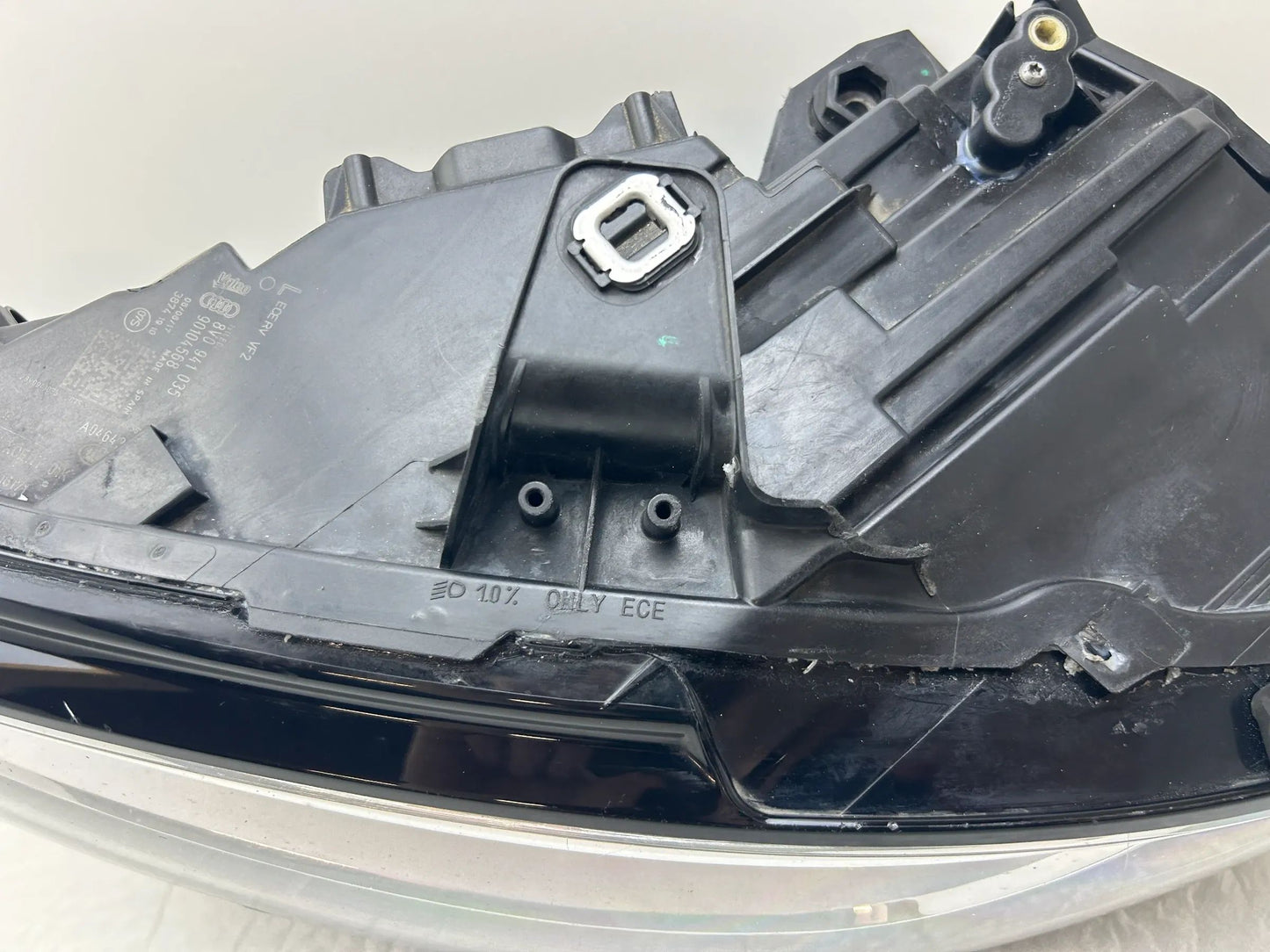 FRONTSCHEINWERFER LINKS VORNE 8V0941035