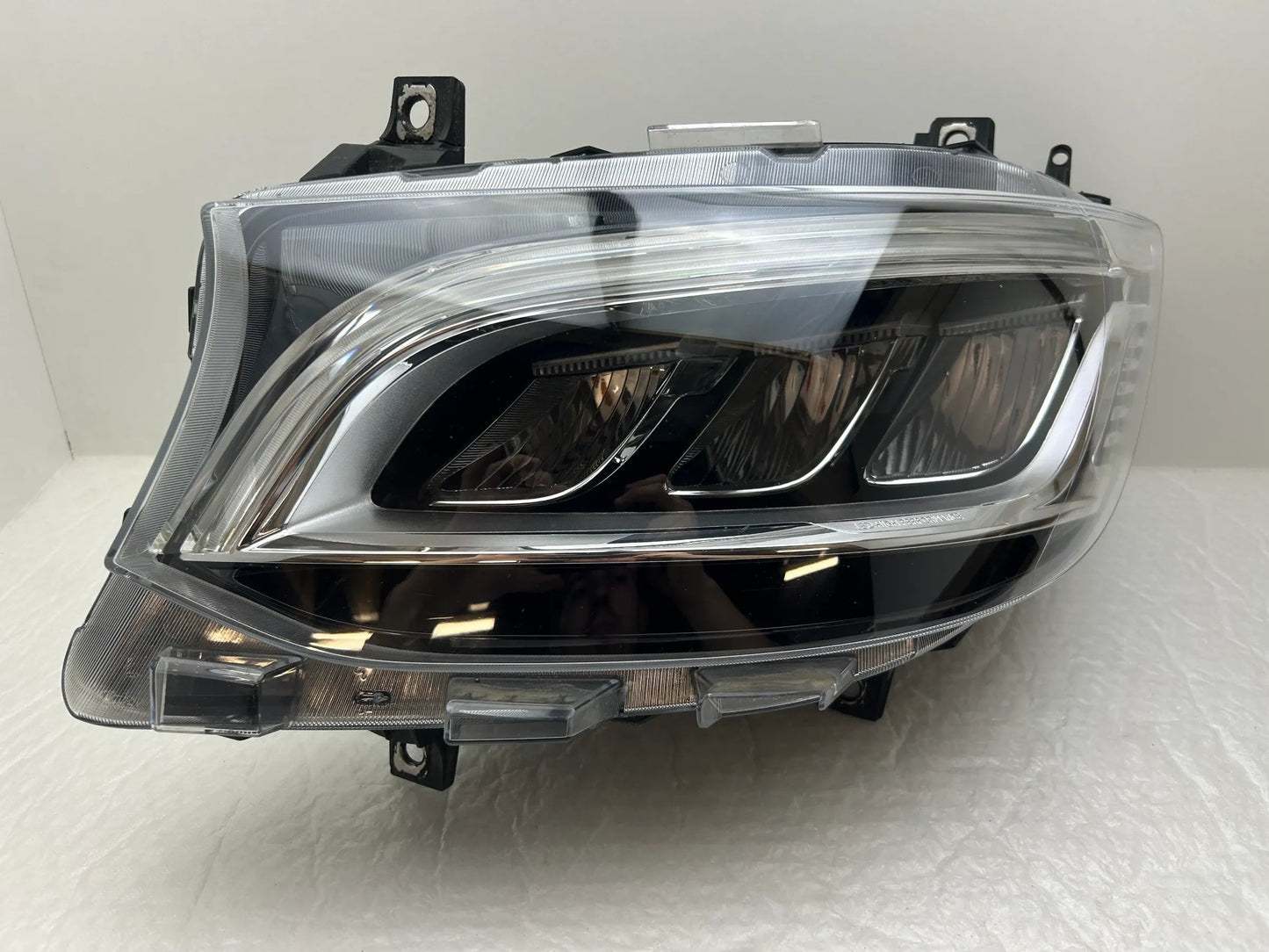 Mercedes W910 Sprinter LED Scheinwerfer links A9109065000