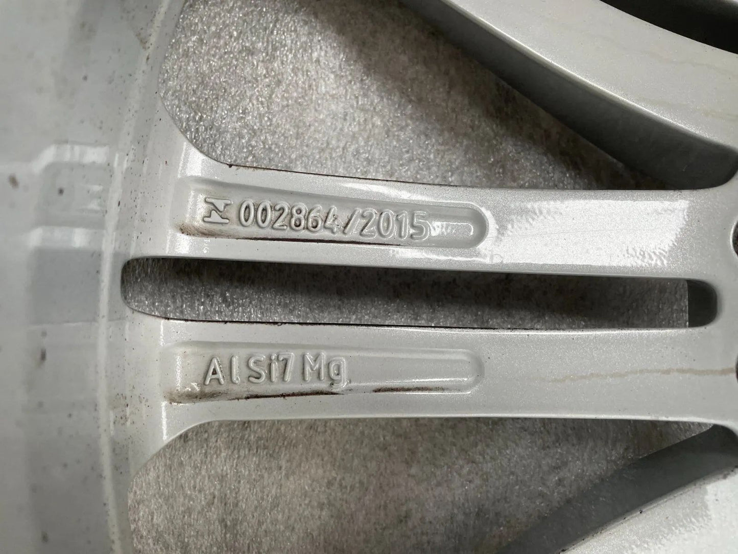 1x Audi A4 A5 B9 8W 8.5Jx18 Zoll ET29 / 8W0601025AJ