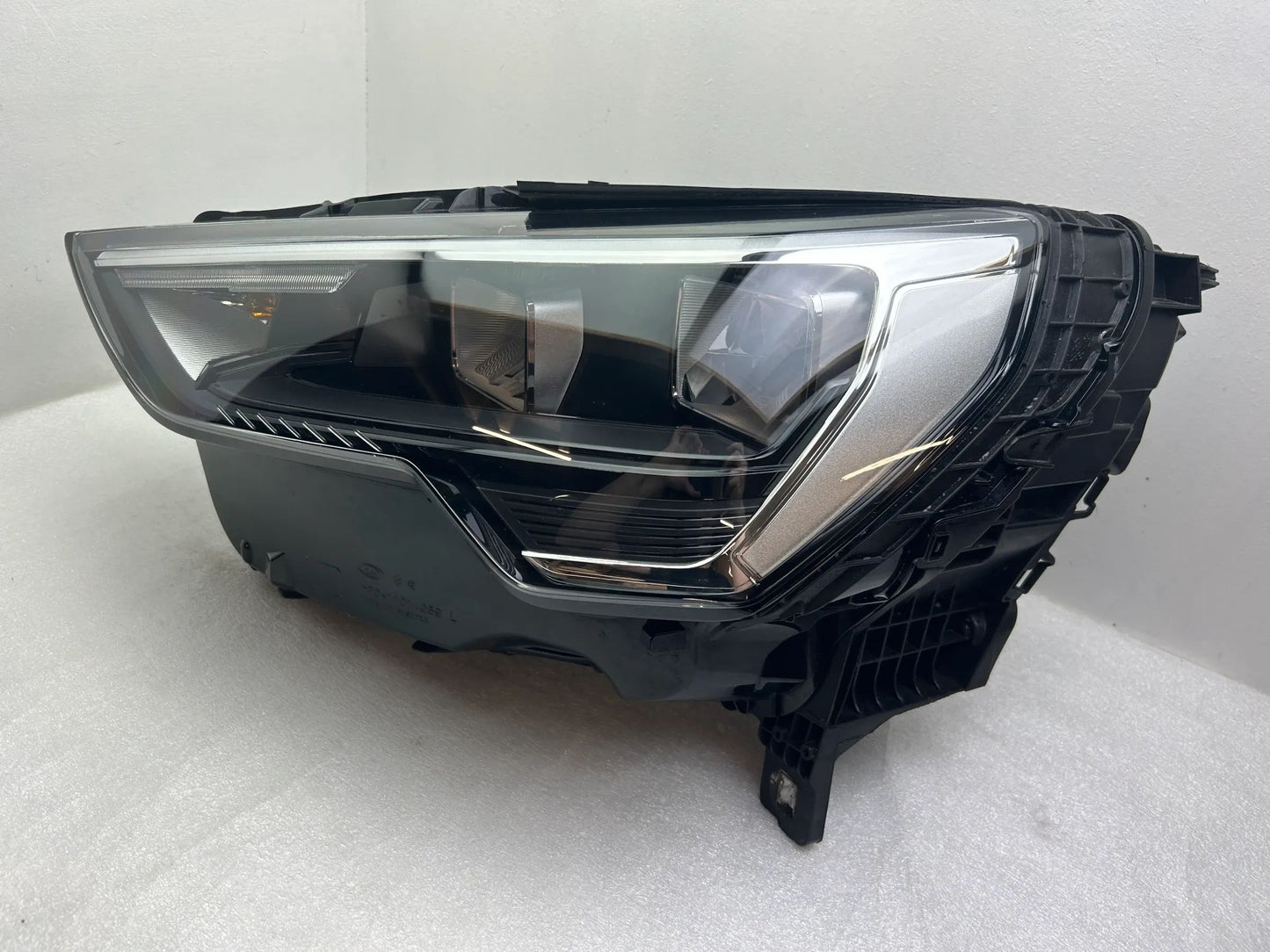 Original Audi Q3 F3 LED Scheinwerfer links 83A941011