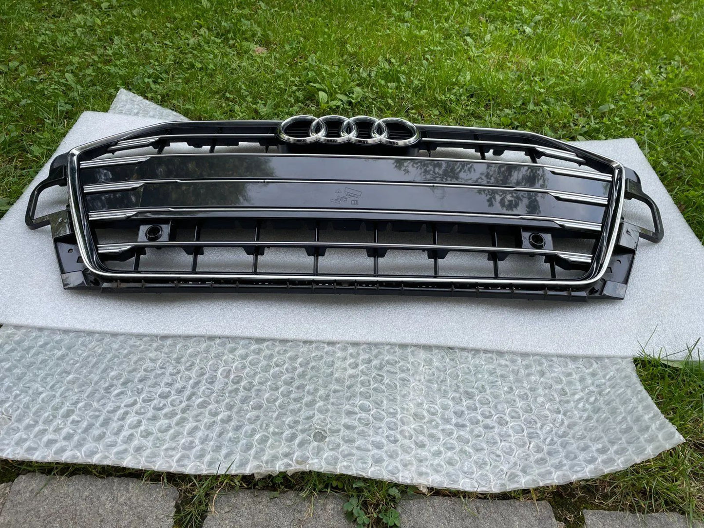 Original Audi A4 B9 8W Kühlergrill Frontgrill Grill 8W0853654DF